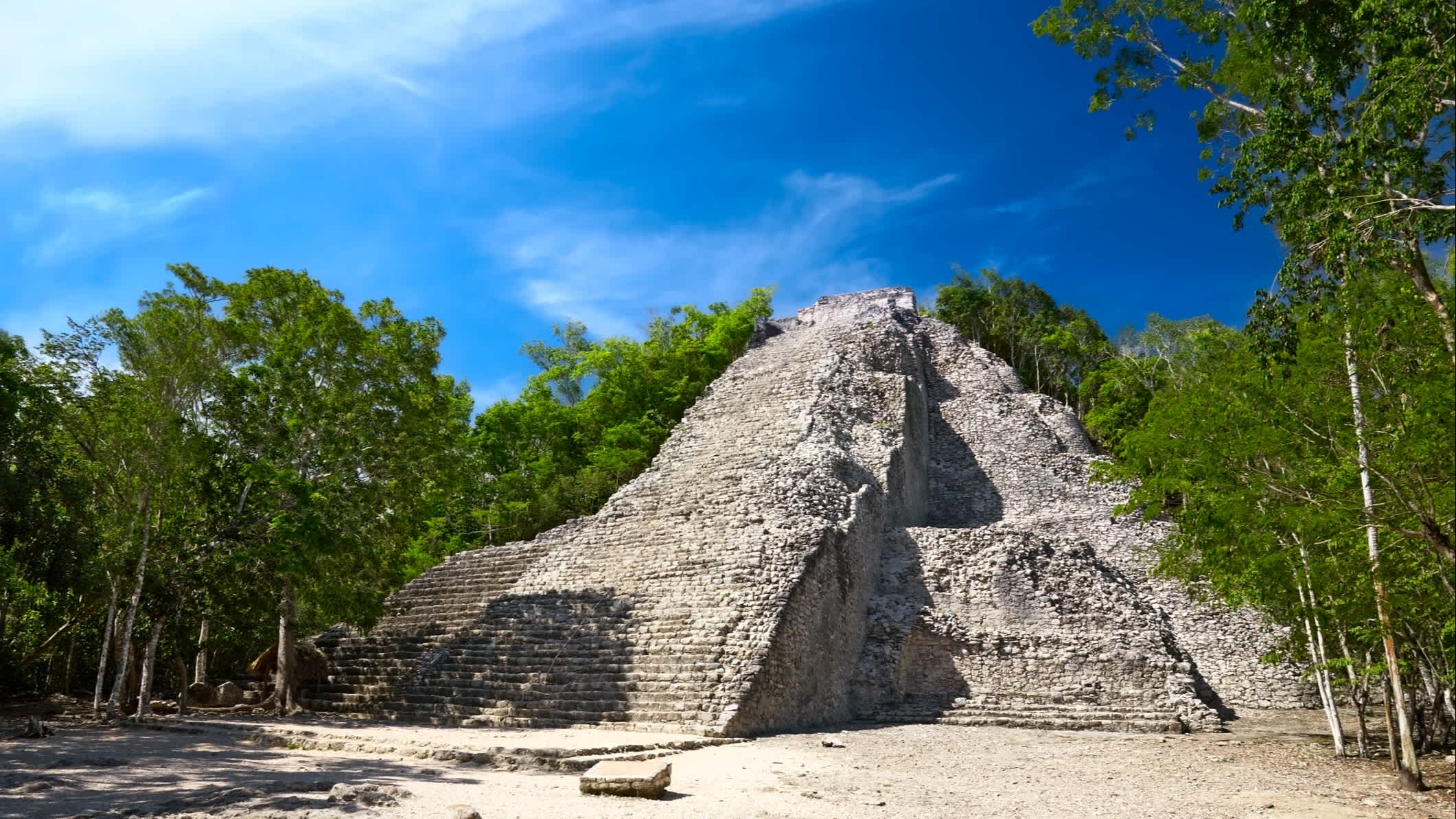 Vue de la pyramide maya Nohoch Mul à Coba, au Yucatán, au Mexique.

