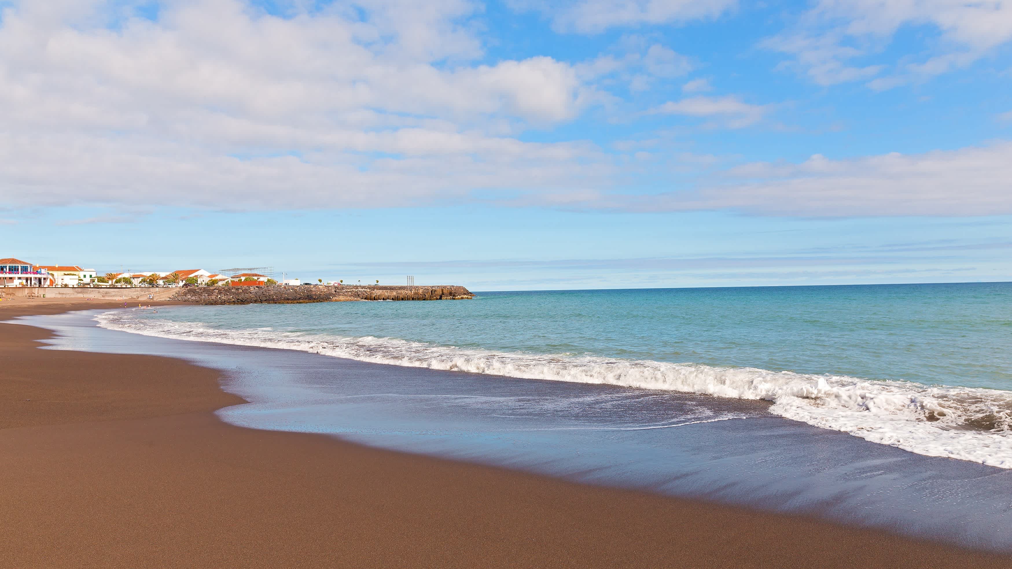 Blick zu dem roten Strand in Ribeira Quente , Azoren, Portugal bei sinnigem Wetter.