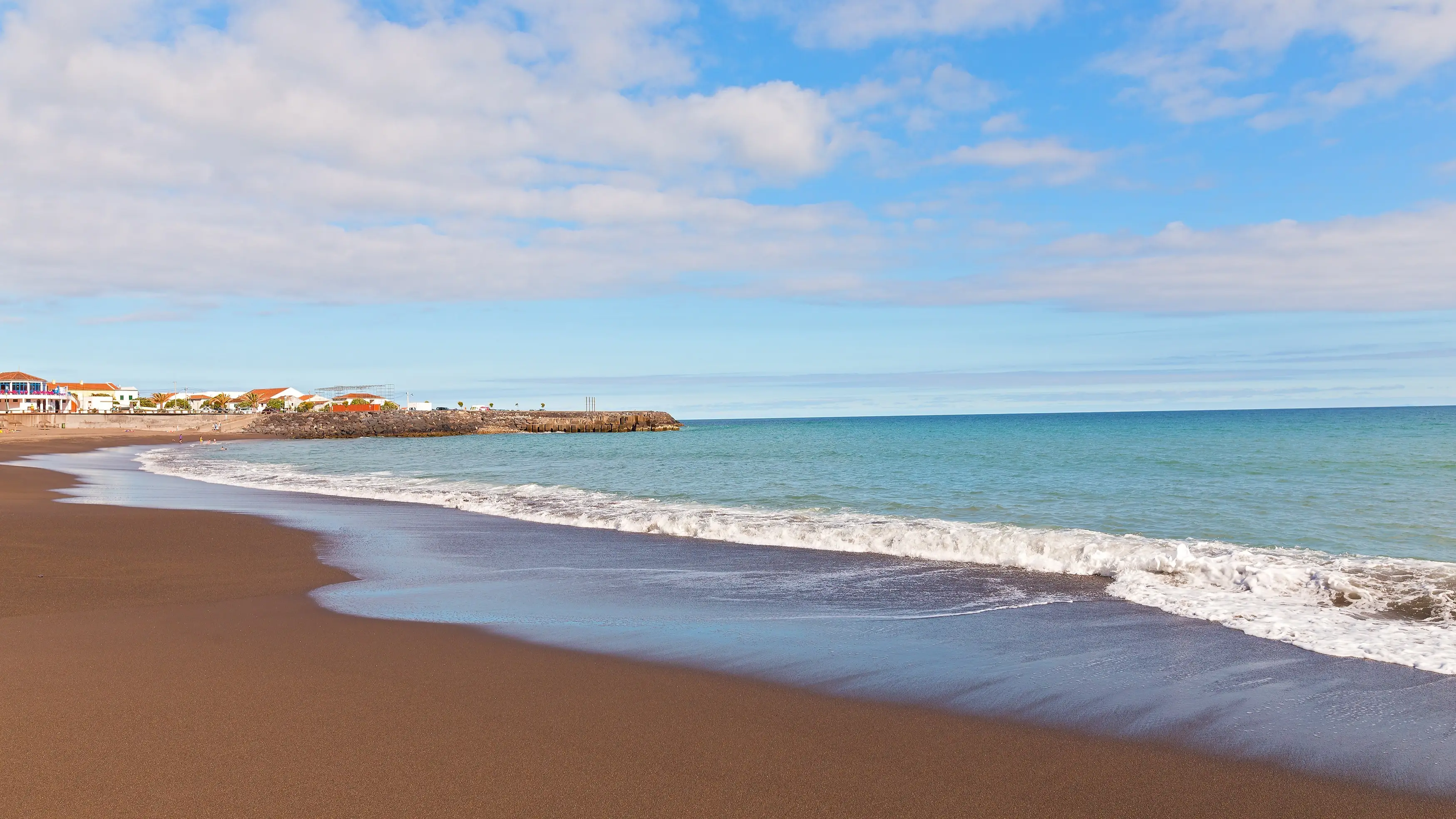 Portugal, Azoren, Ribeira Quente Blick zu dem roten Strand in Ribeira Quente , Azoren, Portugal bei sinnigem Wetter.