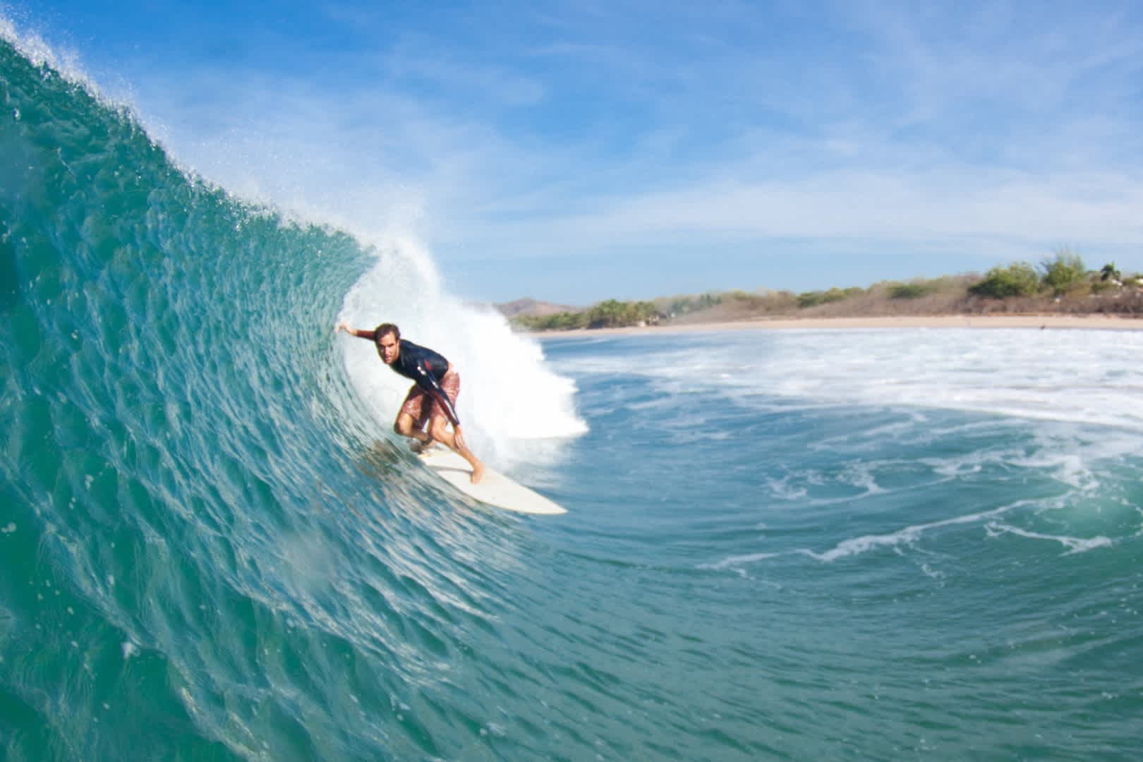 Wer in Costa Rica surfen will, reist am besten in der Regenzeit.