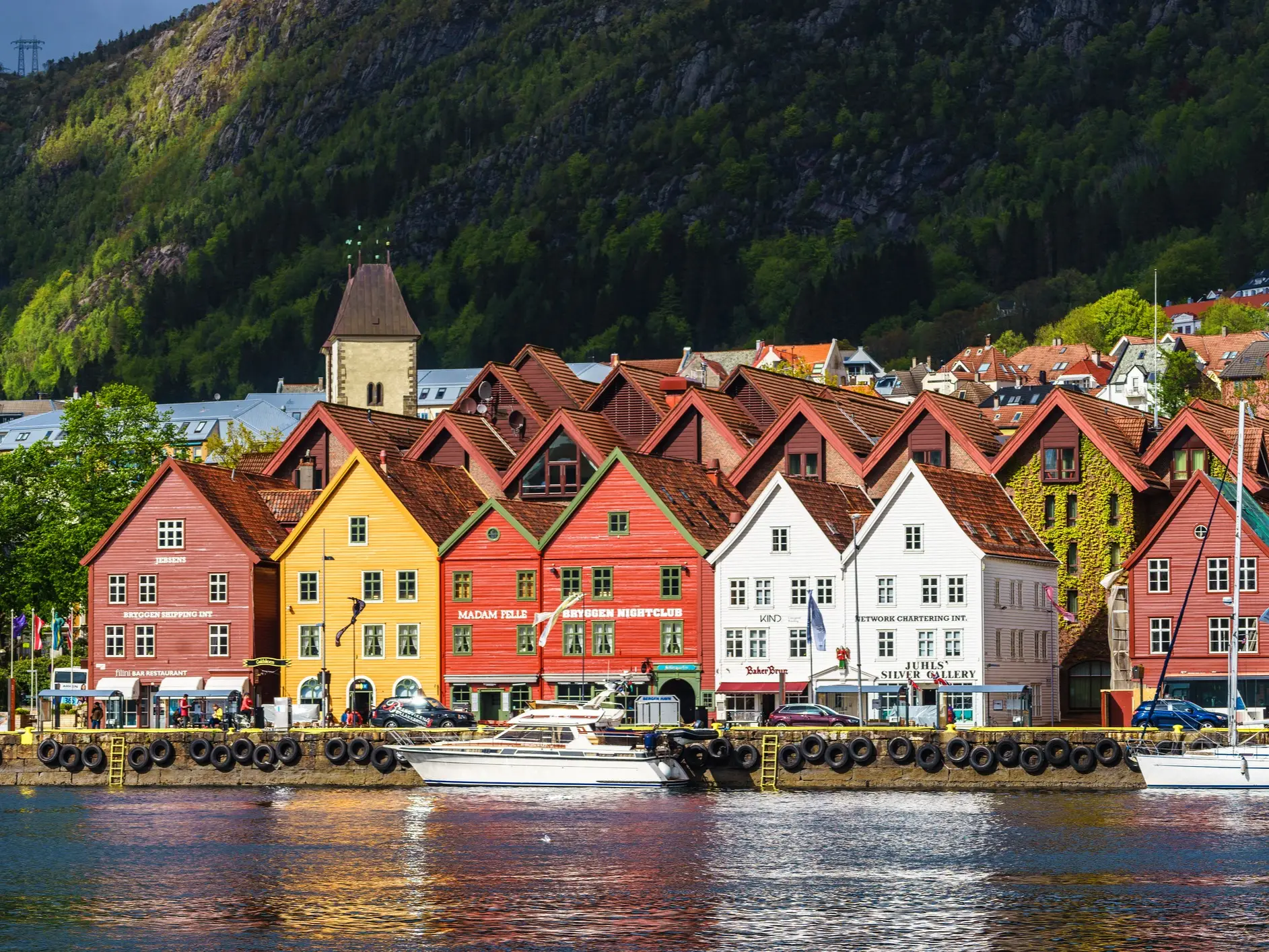 Vue sur le port et Bryggen avec le Mont Fløyen en arrière-plan, Bergen, Norvège.