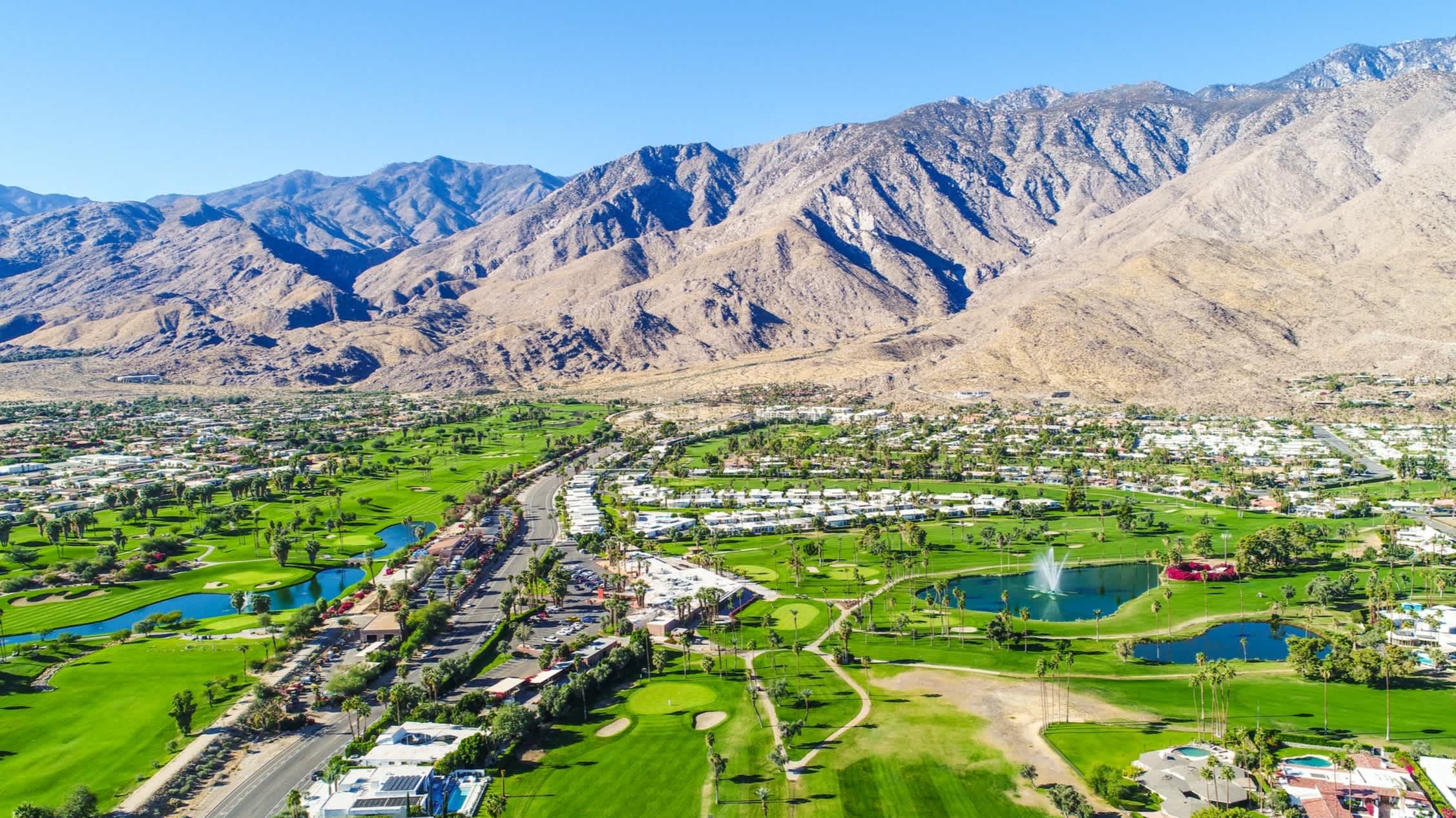 Une magnifique vue aérienne de Palm Springs et Palm Desert en Californie, USA, prise un matin avec un ciel bleu. 