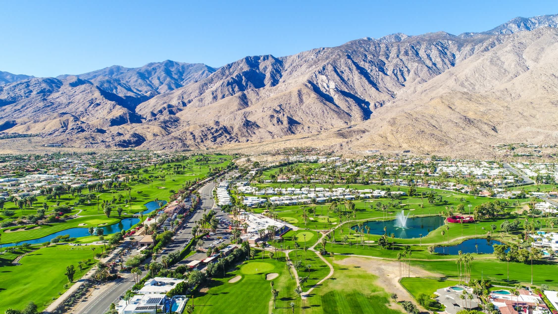 Ein wunderschöner Blick über Palm Springs und Palm Desert in Kalifornien, USA, aufgenommen an einem Morgen mit blauem Himmel 