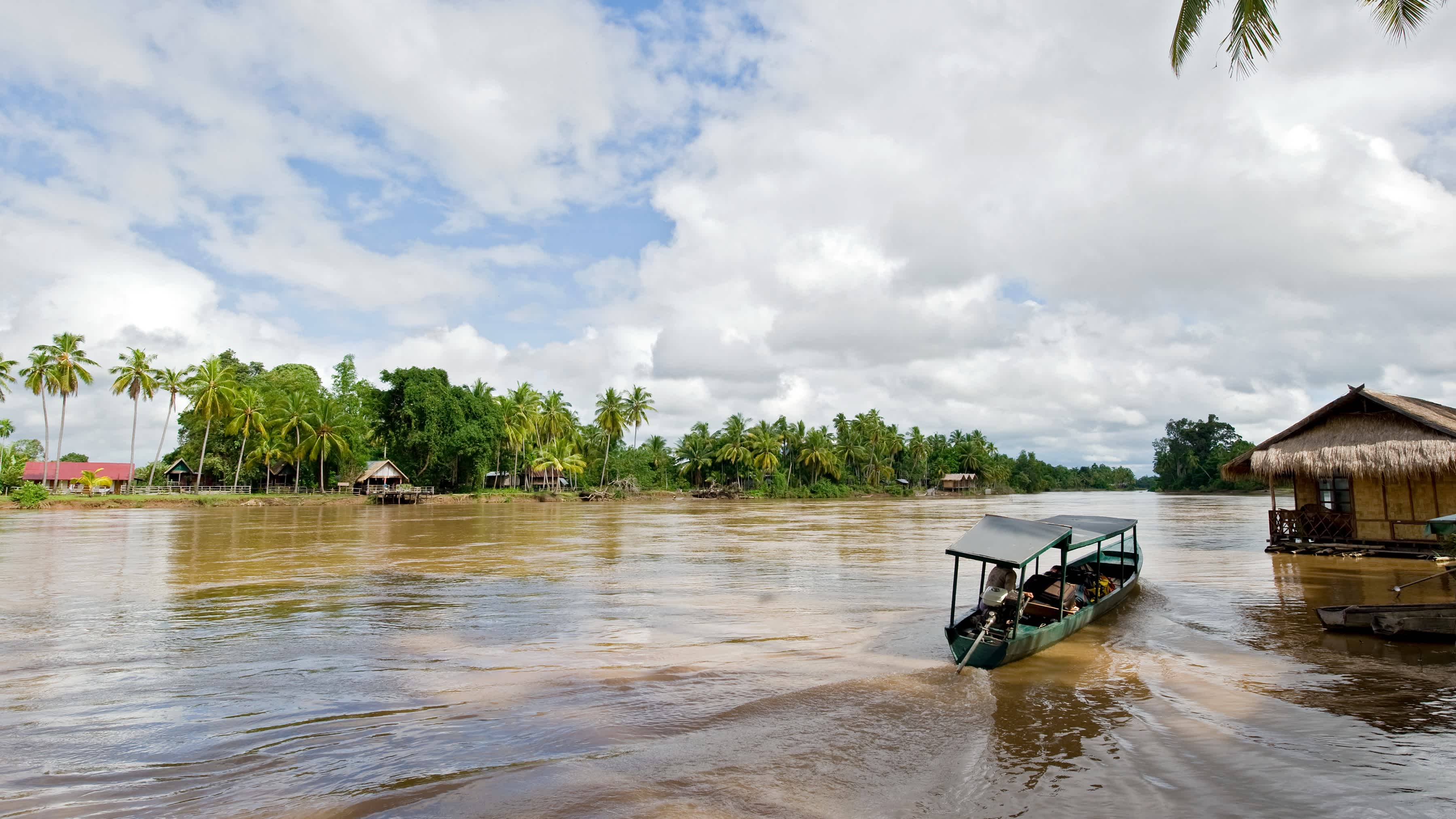 Bateaux flottants sur le delta du Mékong au Cambodge
