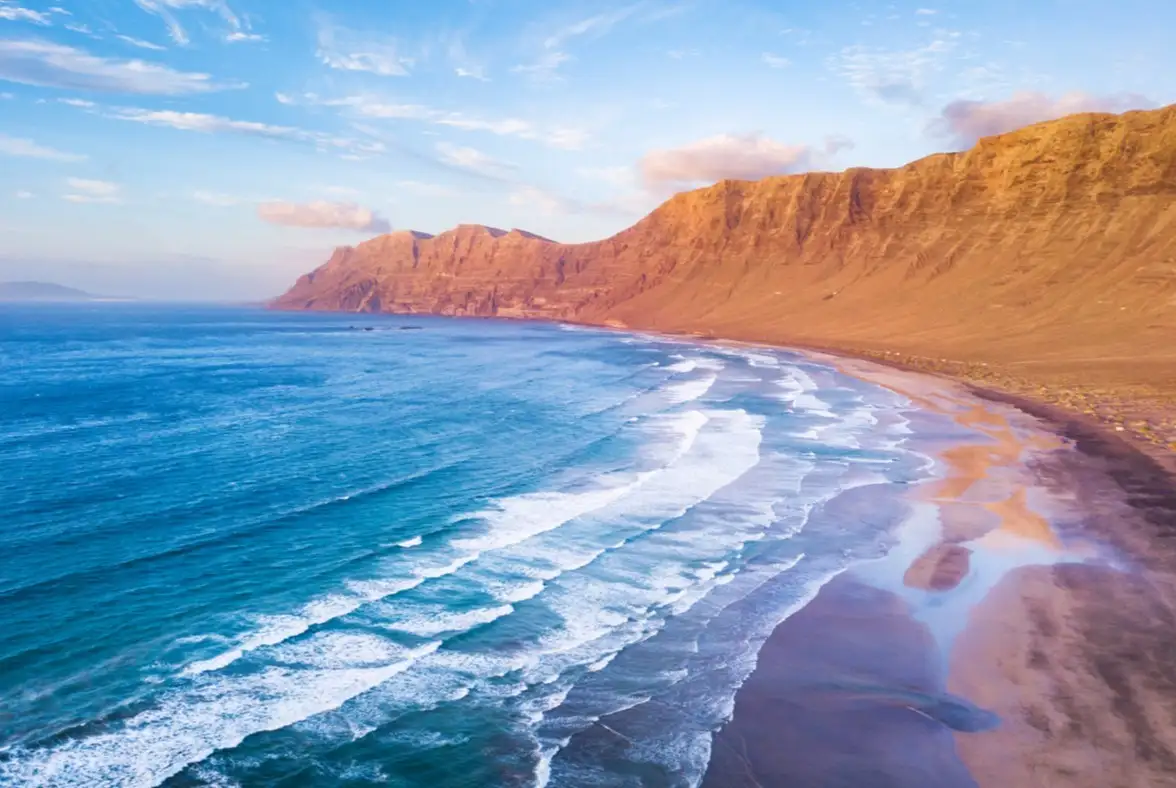 Vue aérienne sur la plage de Famara Atlantique, à Lanzarote, aux îles Canaries