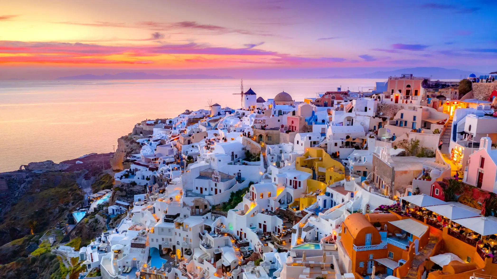 Blick auf die weißen Häuser von Santorini