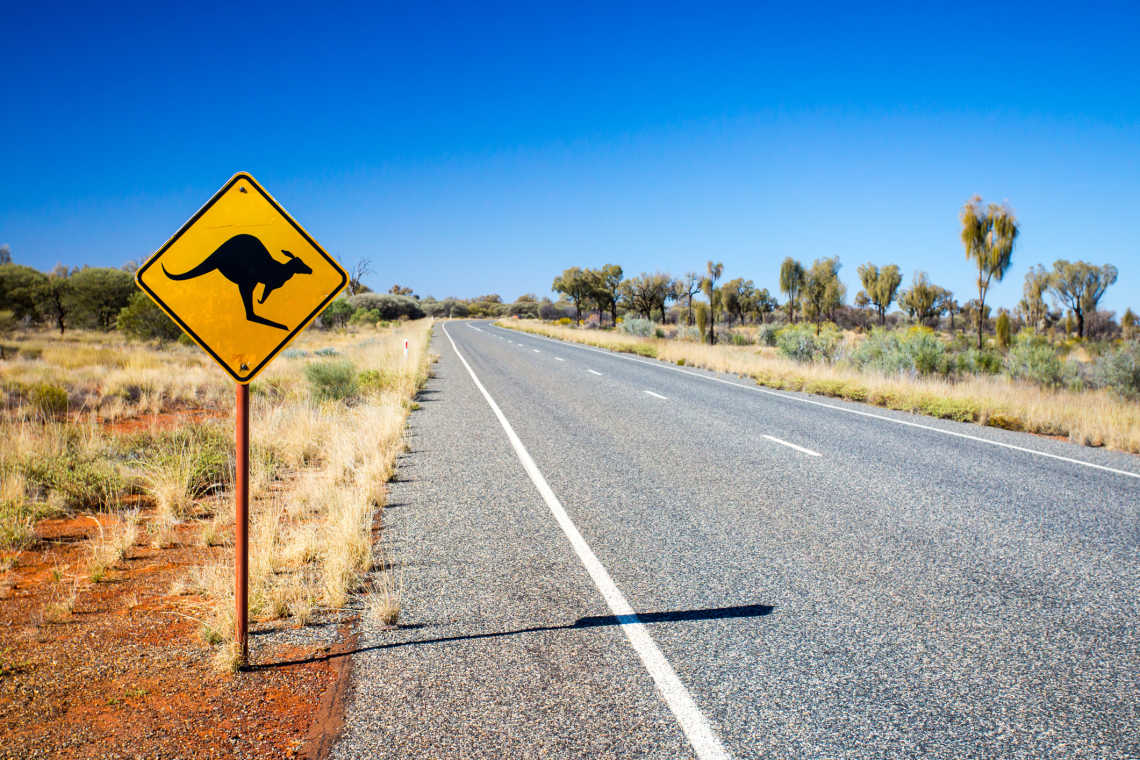 Ein ikonisches Warnschild für Kängurus in der Nähe des Uluru im Northern Territory, Australien.

