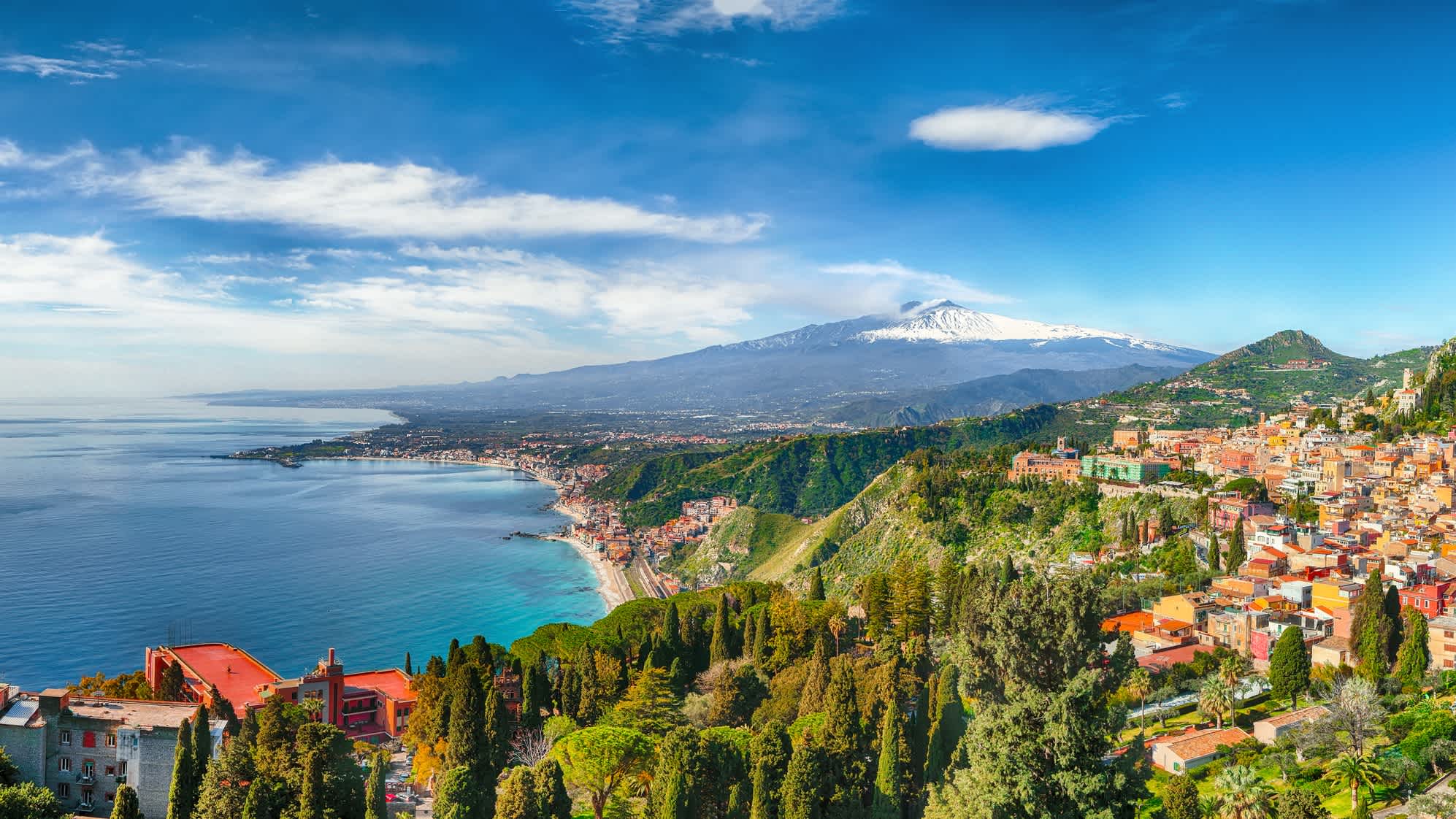 Blick auf Taormina und Ätna Vulkan, Sizilien, Italien.

