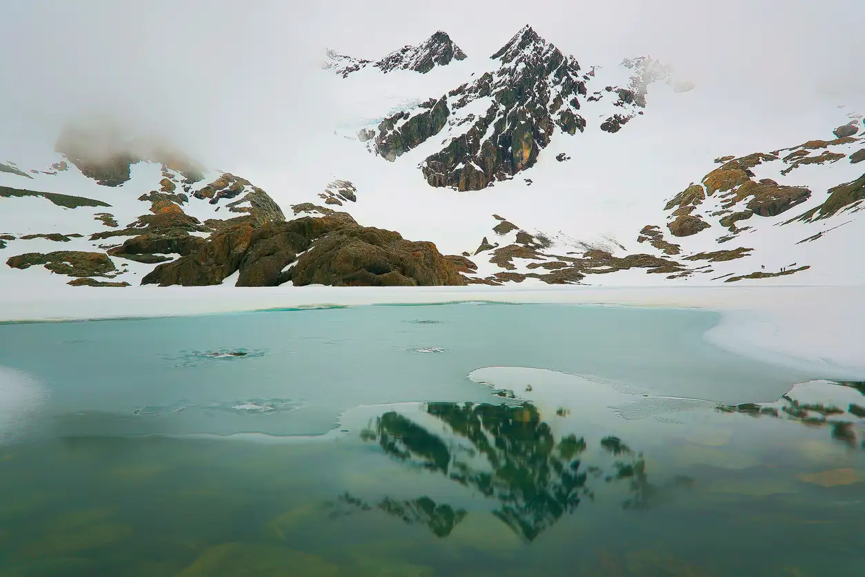 Glacier Vinciguerra et lac gelé, paysage andin, Ushuaia, Terre de Feu, Argentine, Amérique du Sud