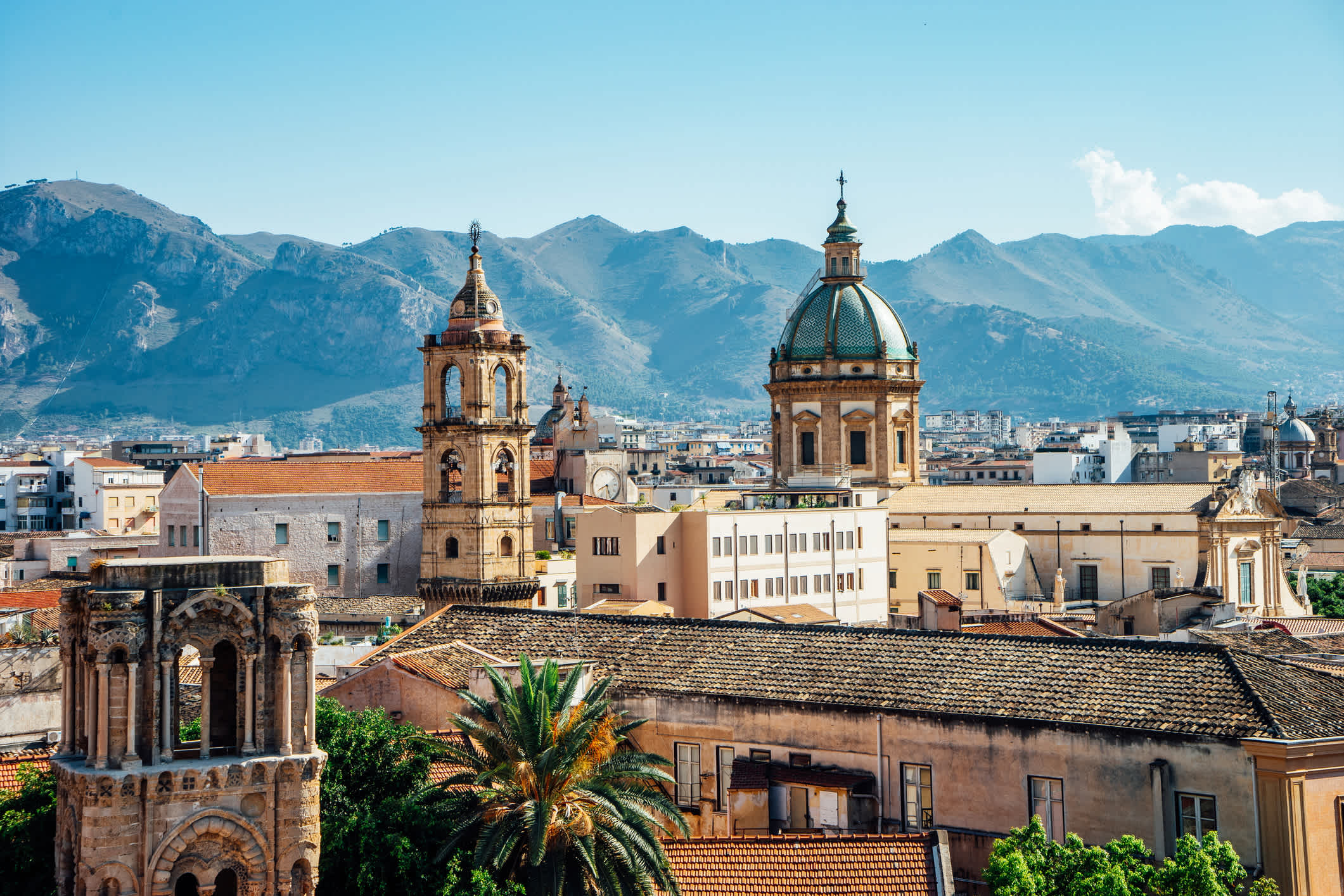 Blick auf die Skyline von Palermo an einem sonnigen Tag, Sizilien, Italien

