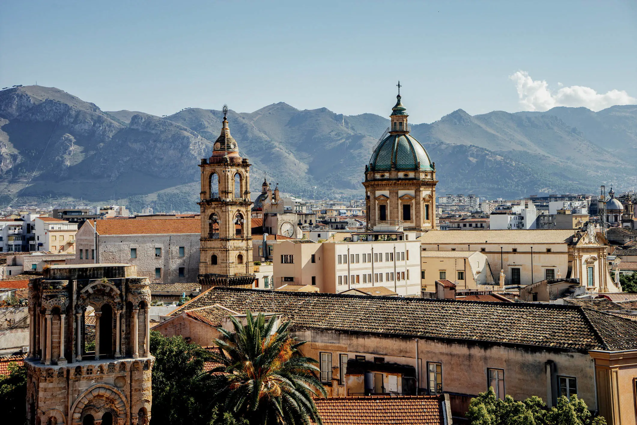 Blick auf die Skyline von Palermo an einem sonnigen Tag, Sizilien, Italien

