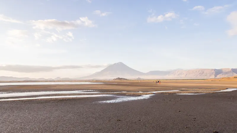 Un volcan actif dans le nord de la Tanzanie, vu depuis le lac Natron asséché.