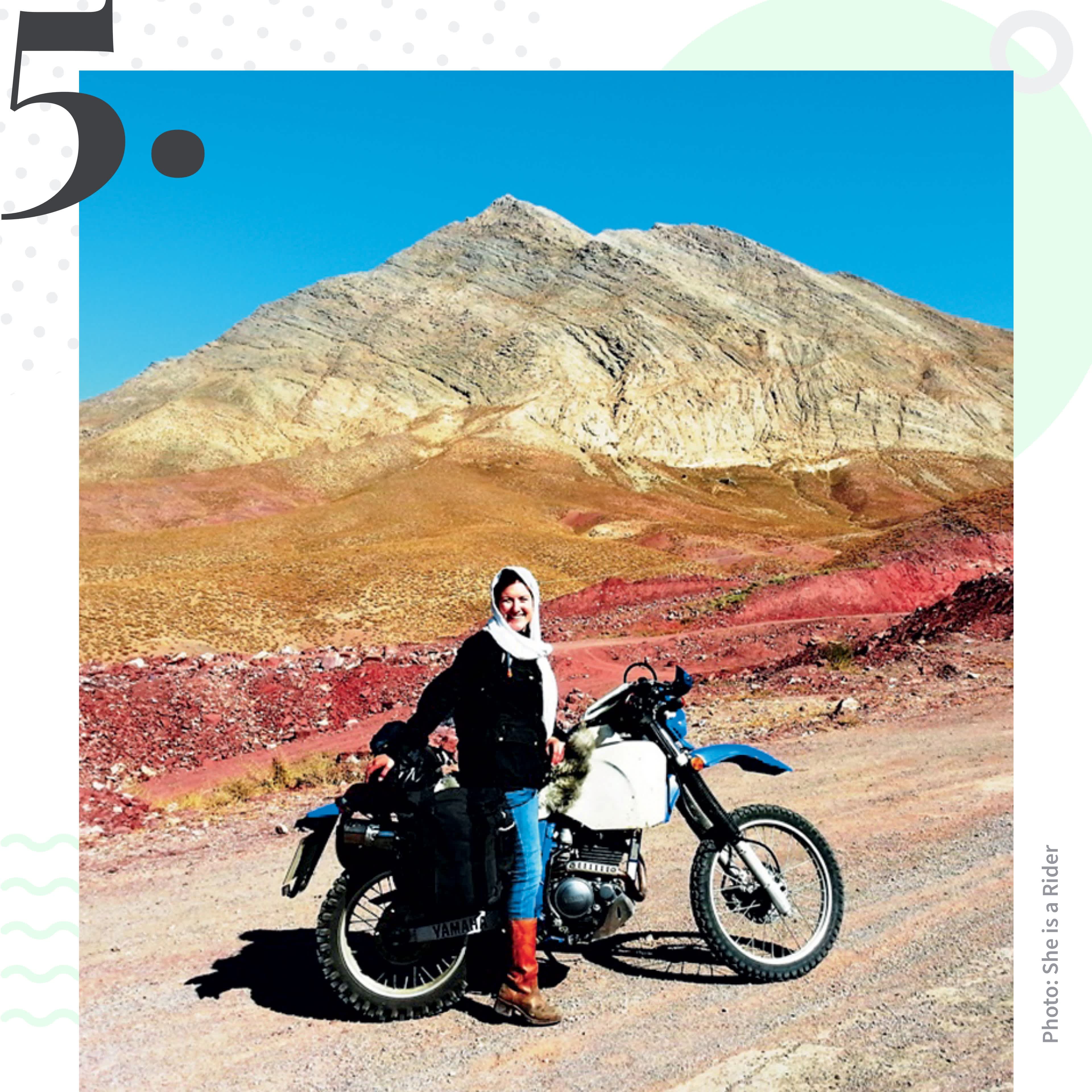 Lois Pryce a conduit sa moto de l'Alaska à l'Argentine. Classée 5e parmi les femmes voyageuses les plus inspirantes pour le classement Tourlane. 