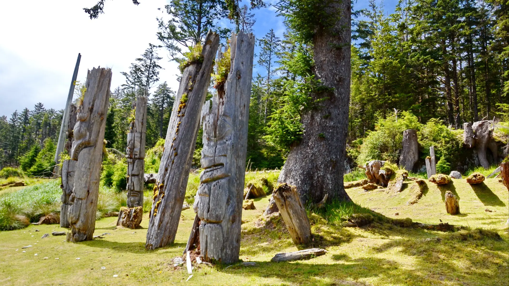 Totems, Haida Gwaii, Canada Vue ensoleillée sur les totems historiques en bois présents sur l'archipel Haida Gwaii, Colombie-Britannique, Canada.