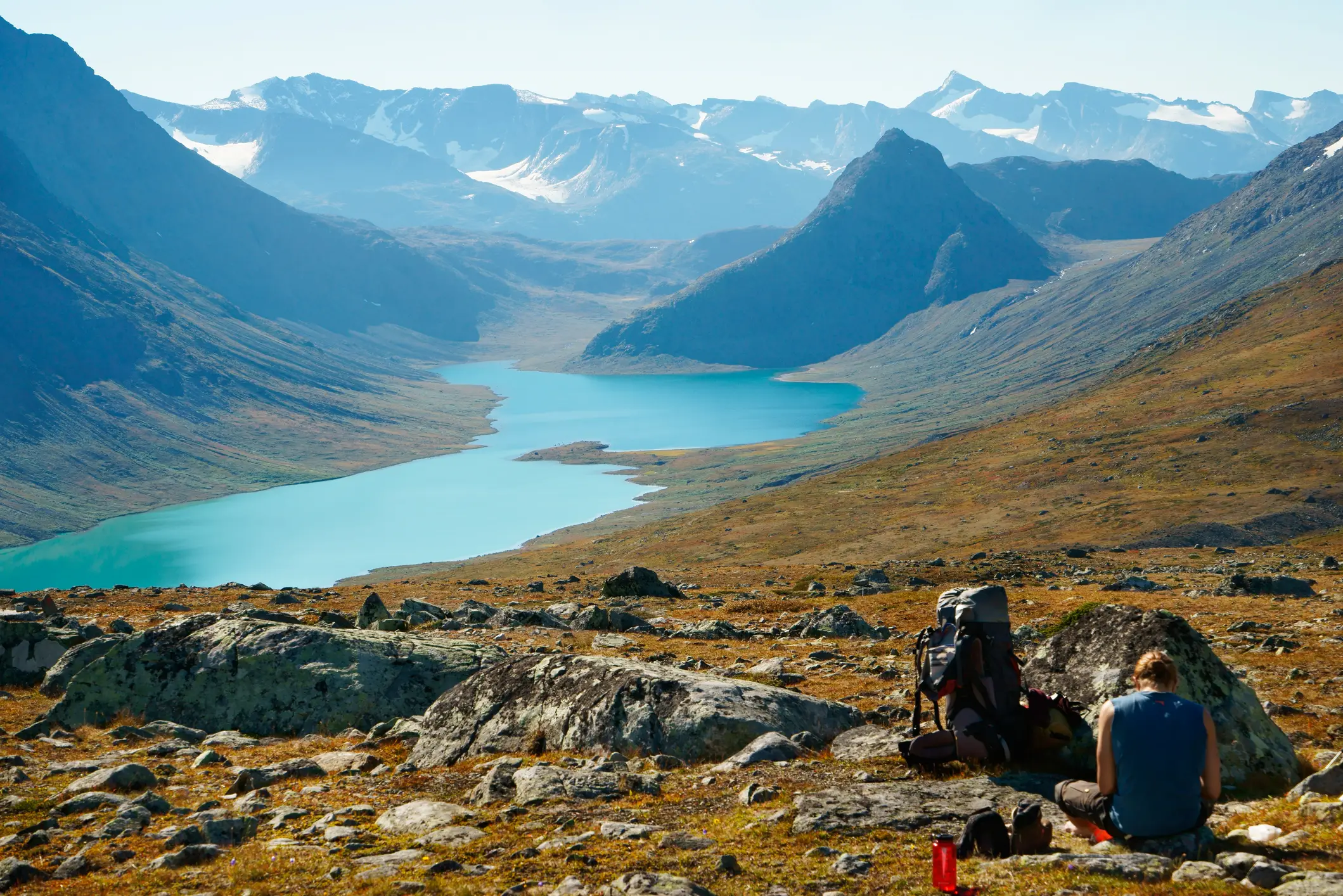 Vue sur les montagnes et le lac dans le parc national de Jotunheimen, Norvège.