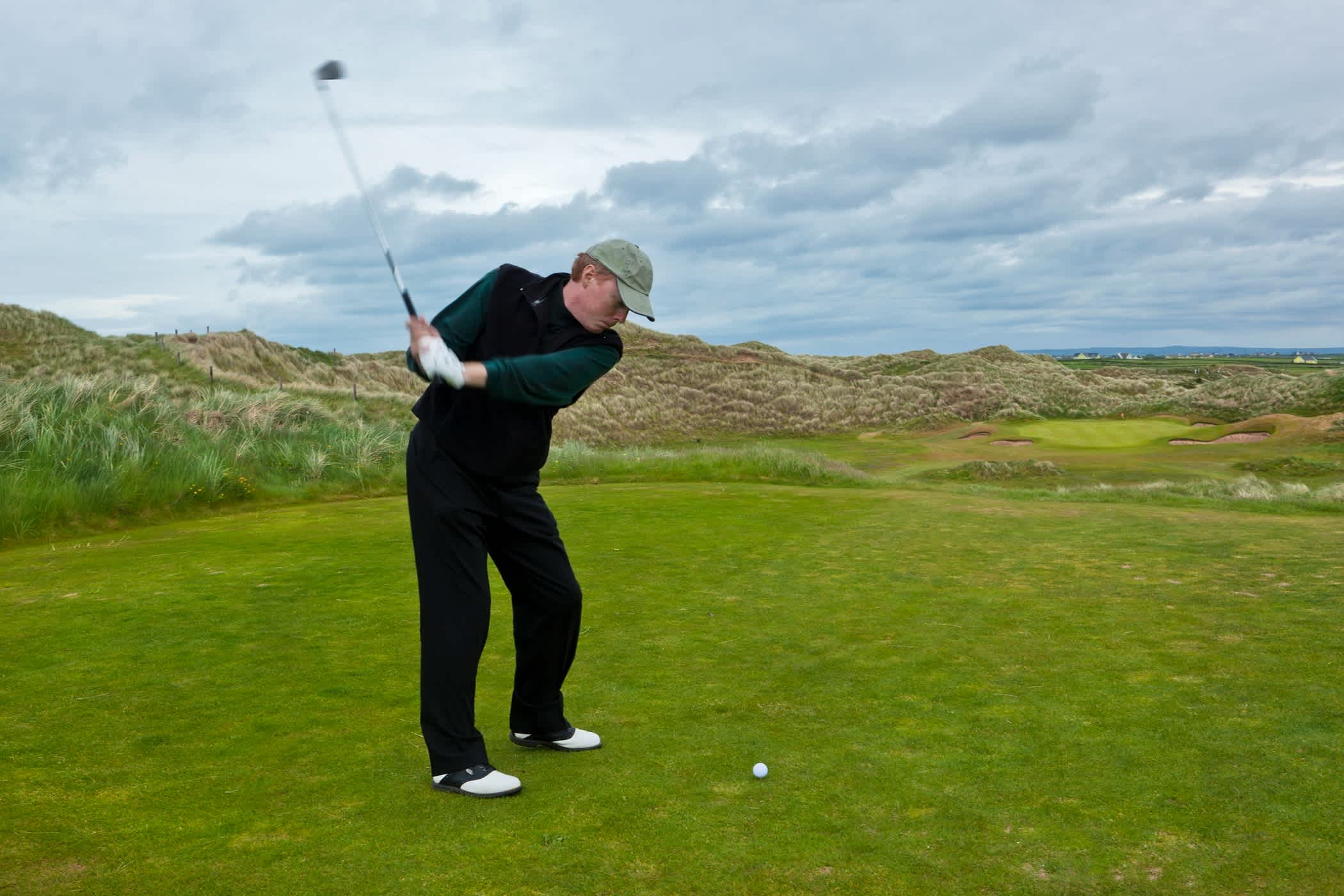 Golfeurs donnant le coup de départ sur un terrain de golf dans le comté de Clare, en Irlande.
