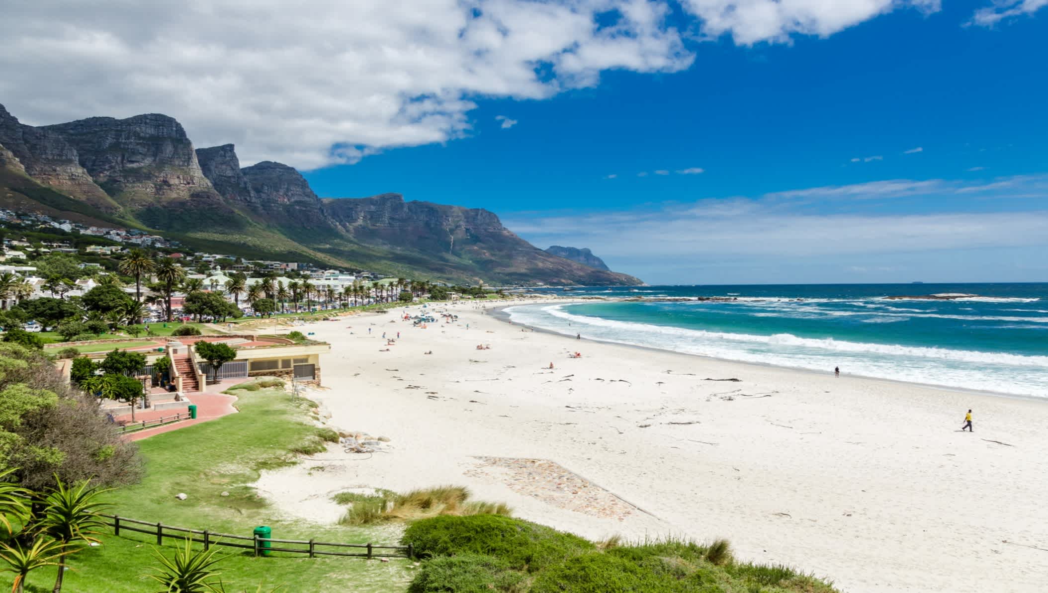 Bild des weißem Sandstrandes der Kleinstadt Strand in der Nähe von Kapstadt bei sonnigem Wetter und mäßigen Wellen.