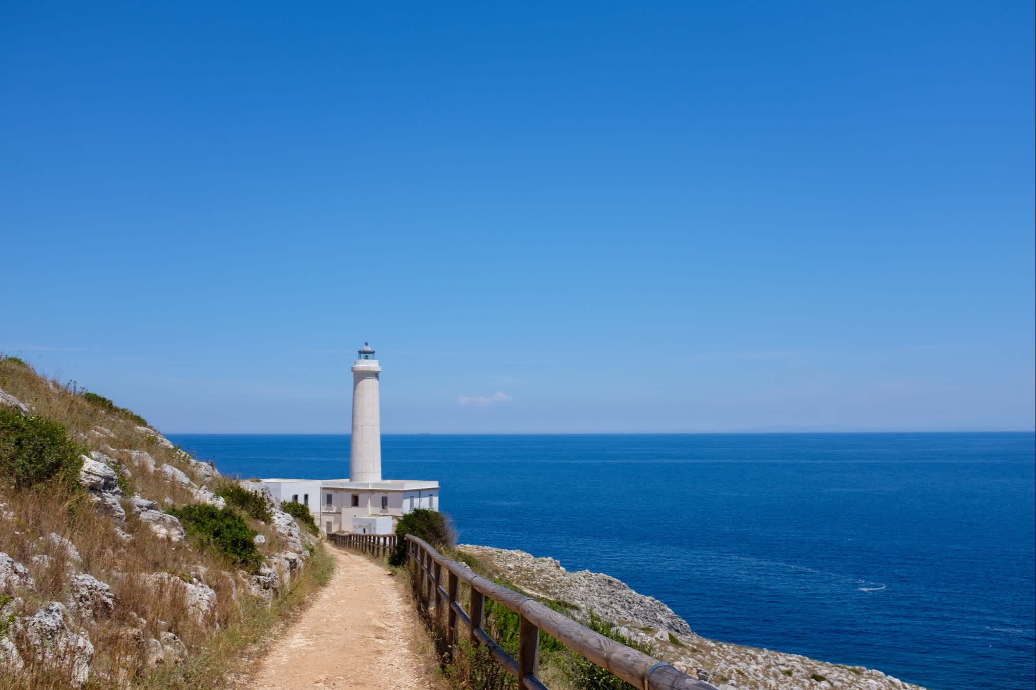 Aufgehende Sonne am Leuchtturm Punta Palascìa, Otranto, Italien, im Morgengrauen