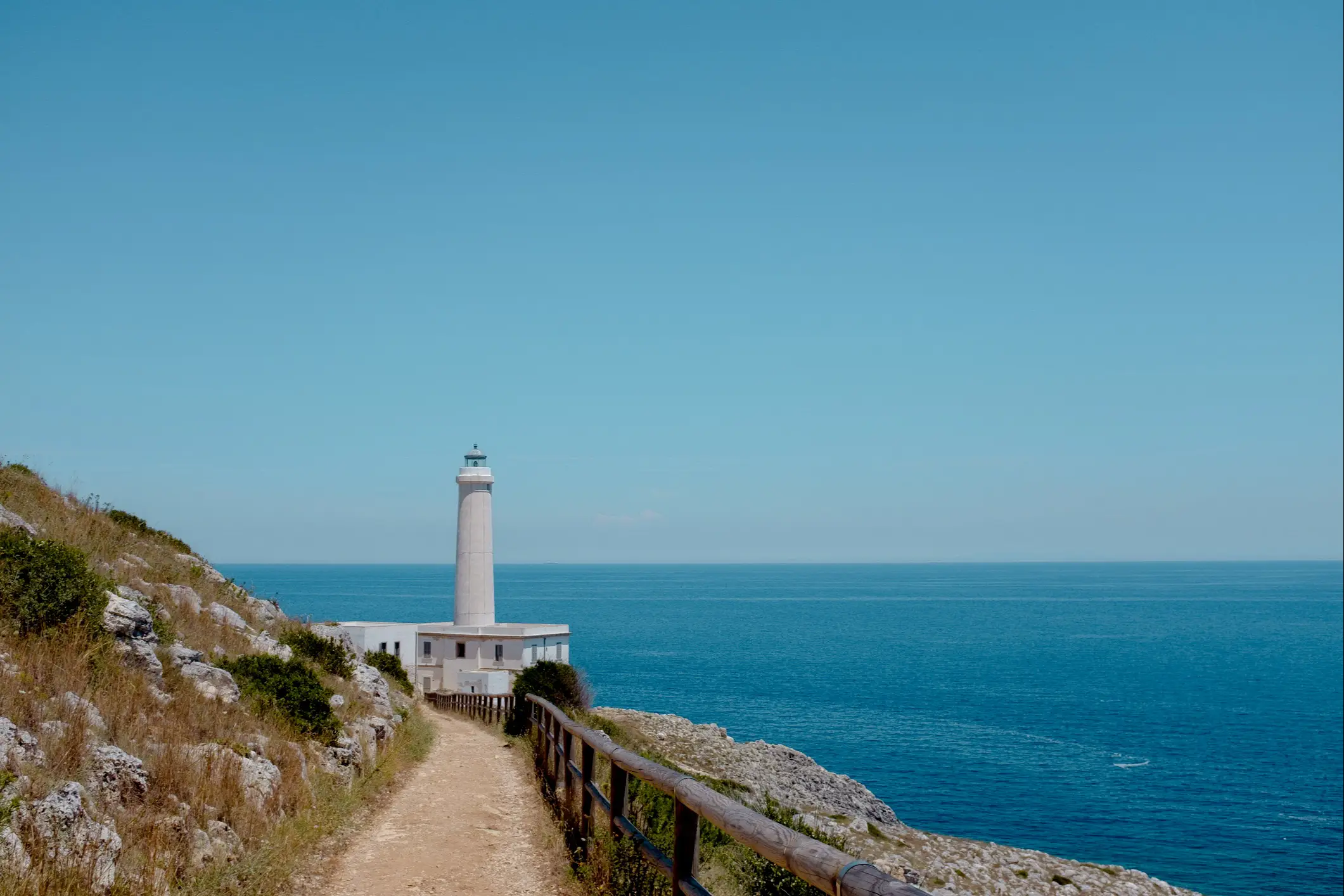 Aufgehende Sonne am Leuchtturm Punta Palascìa, Otranto, Italien, im Morgengrauen