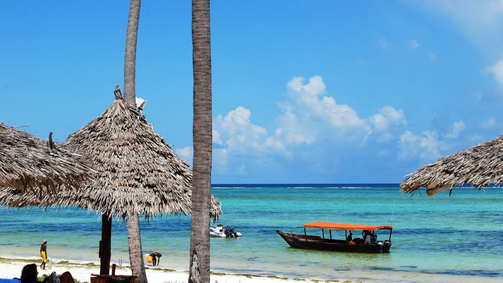 Bateau en bois devant la plage de Bwejuu, à Zanzibar, en Tanzanie. 