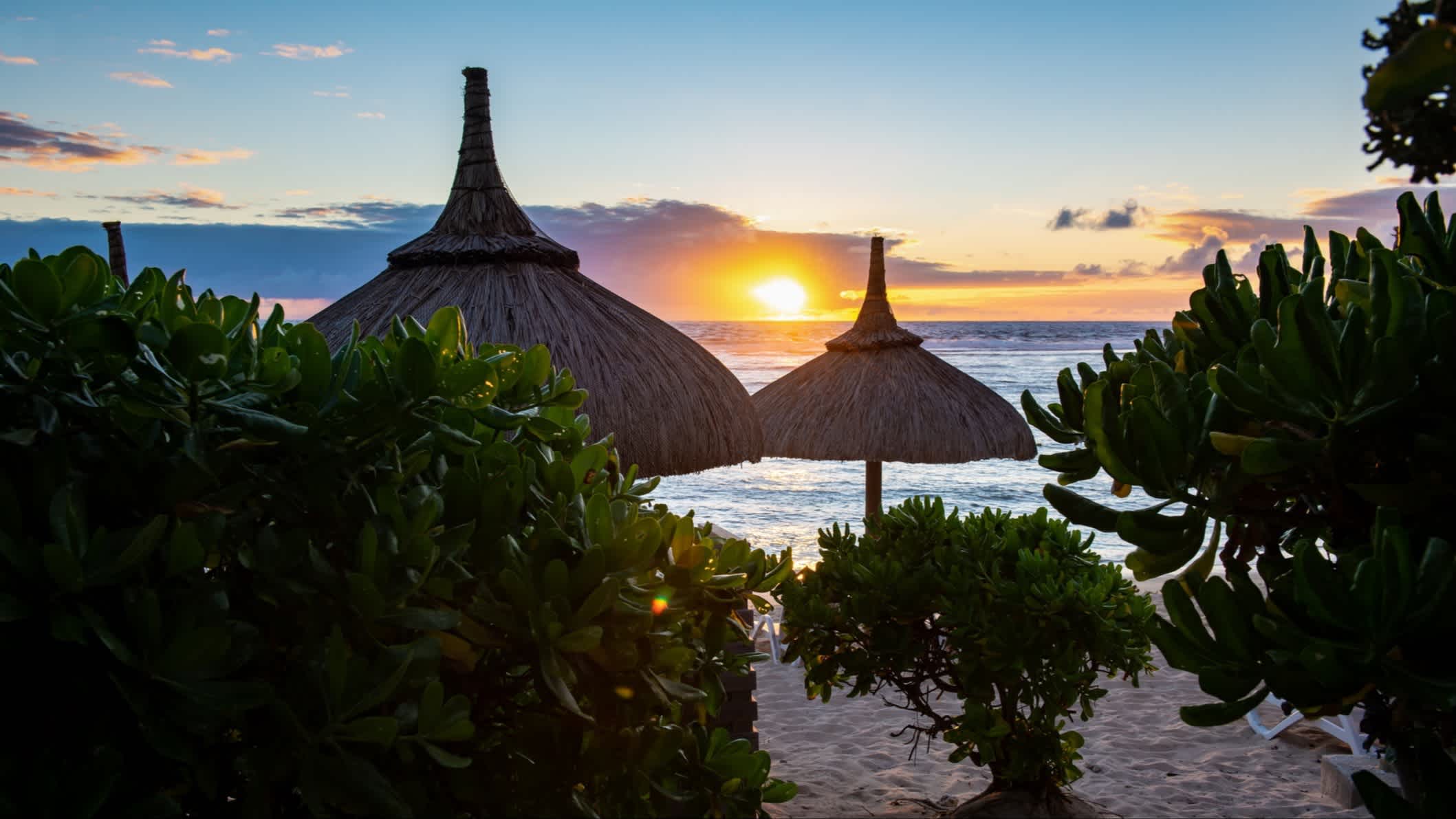 Lever de soleil sur la plage de Poste Lafayette à l'île Maurice dans l'océan Indien
