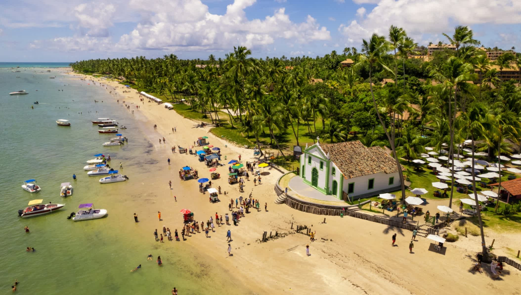 Petite église sur la plage de Praia dos Carneiros à Tamandaré, Pernambuco, Brésil

