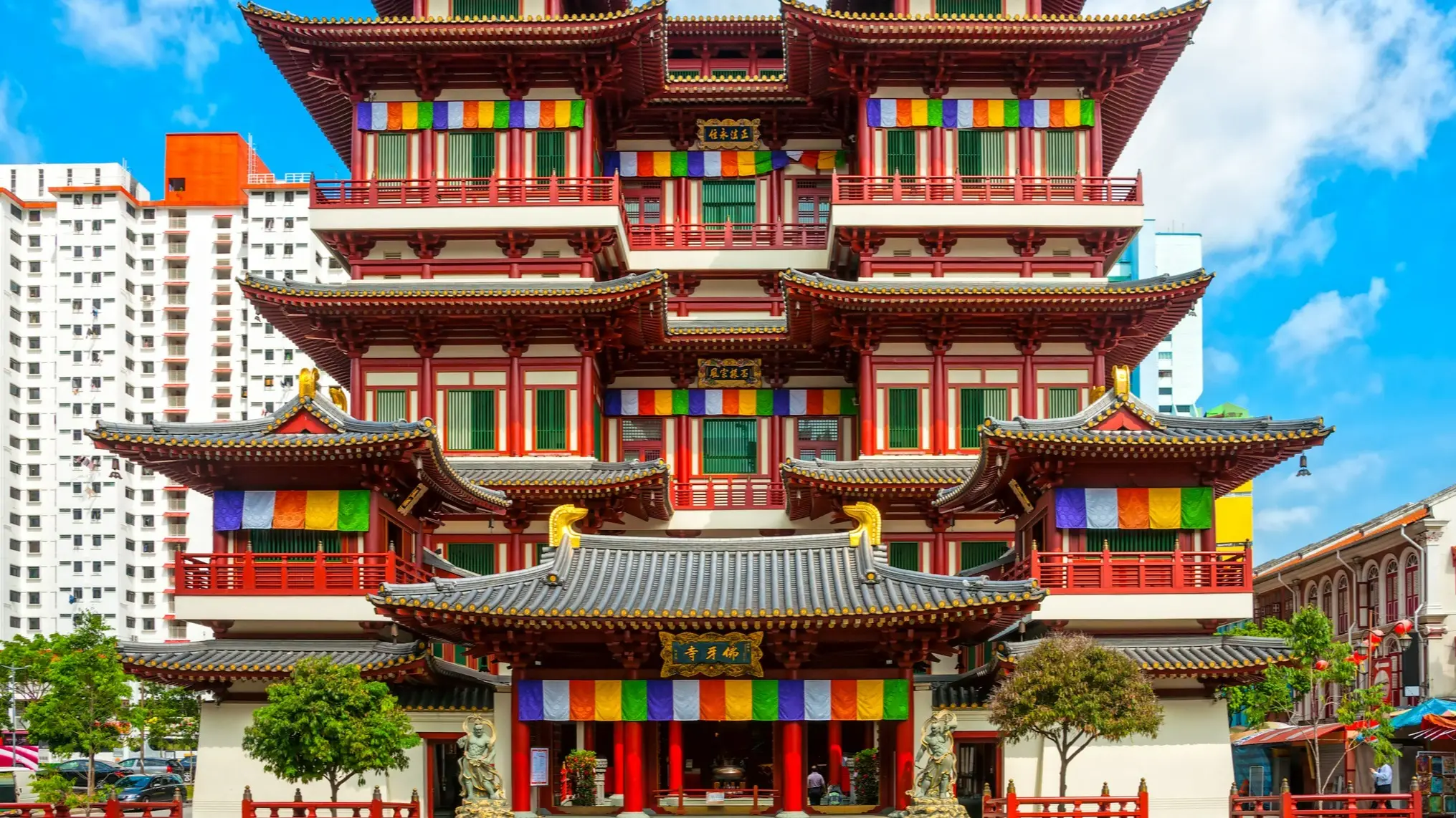 Vue sur le temple de la Relique de la Dent de Bouddha, Chinatown, Singapour.