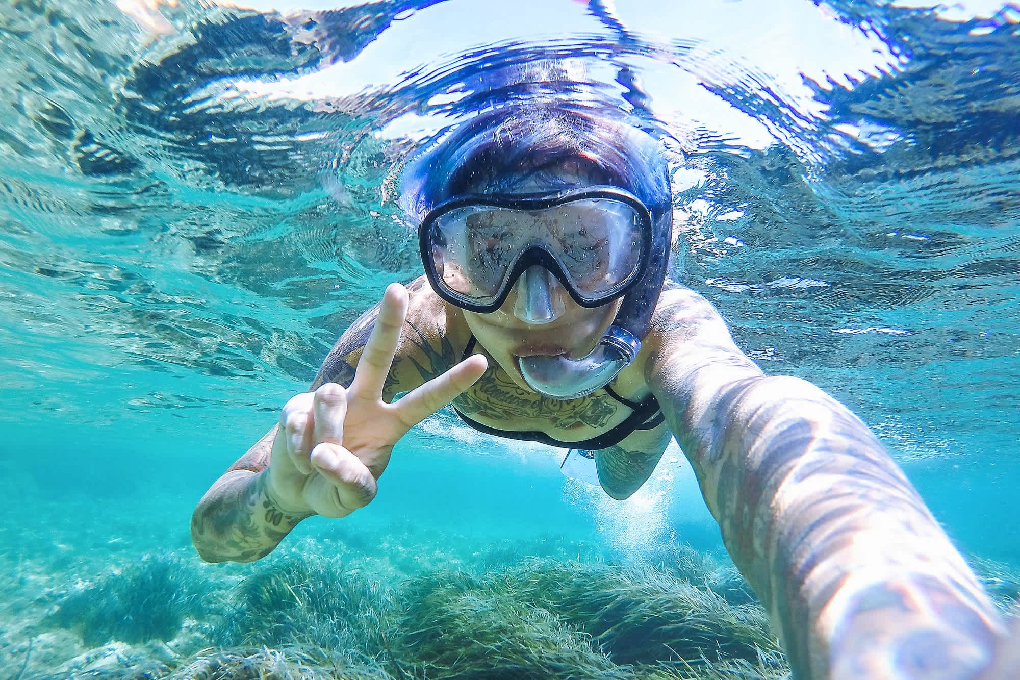 Jeune femme nageant avec un masque dans la mer des Baléares, Espagne