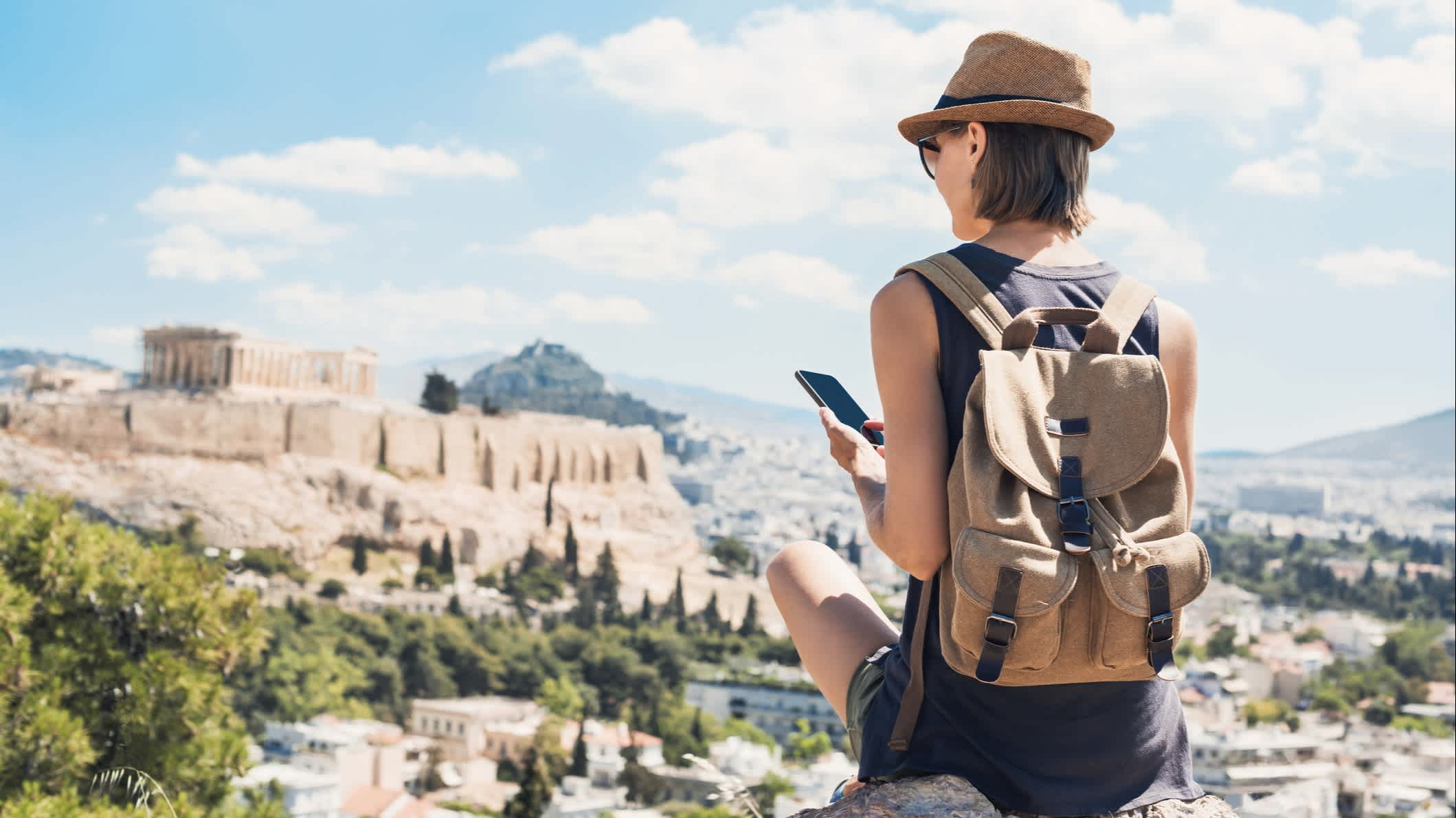 Femme en vacances avec son smartphone à Athènes, en Grèce.
