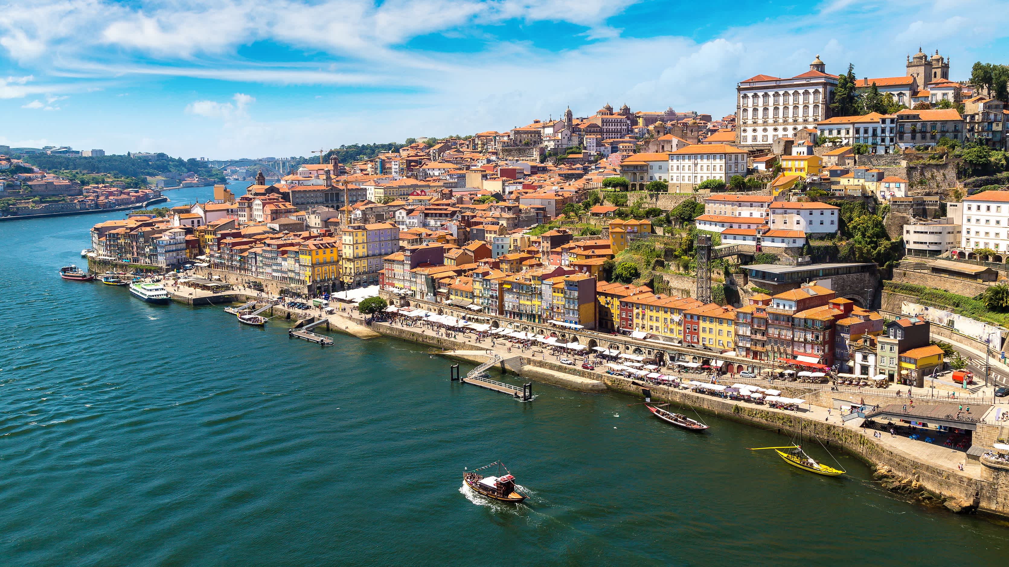 Panorama-Luftaufnahme von Porto an einem schönen Sommertag, Portugal

