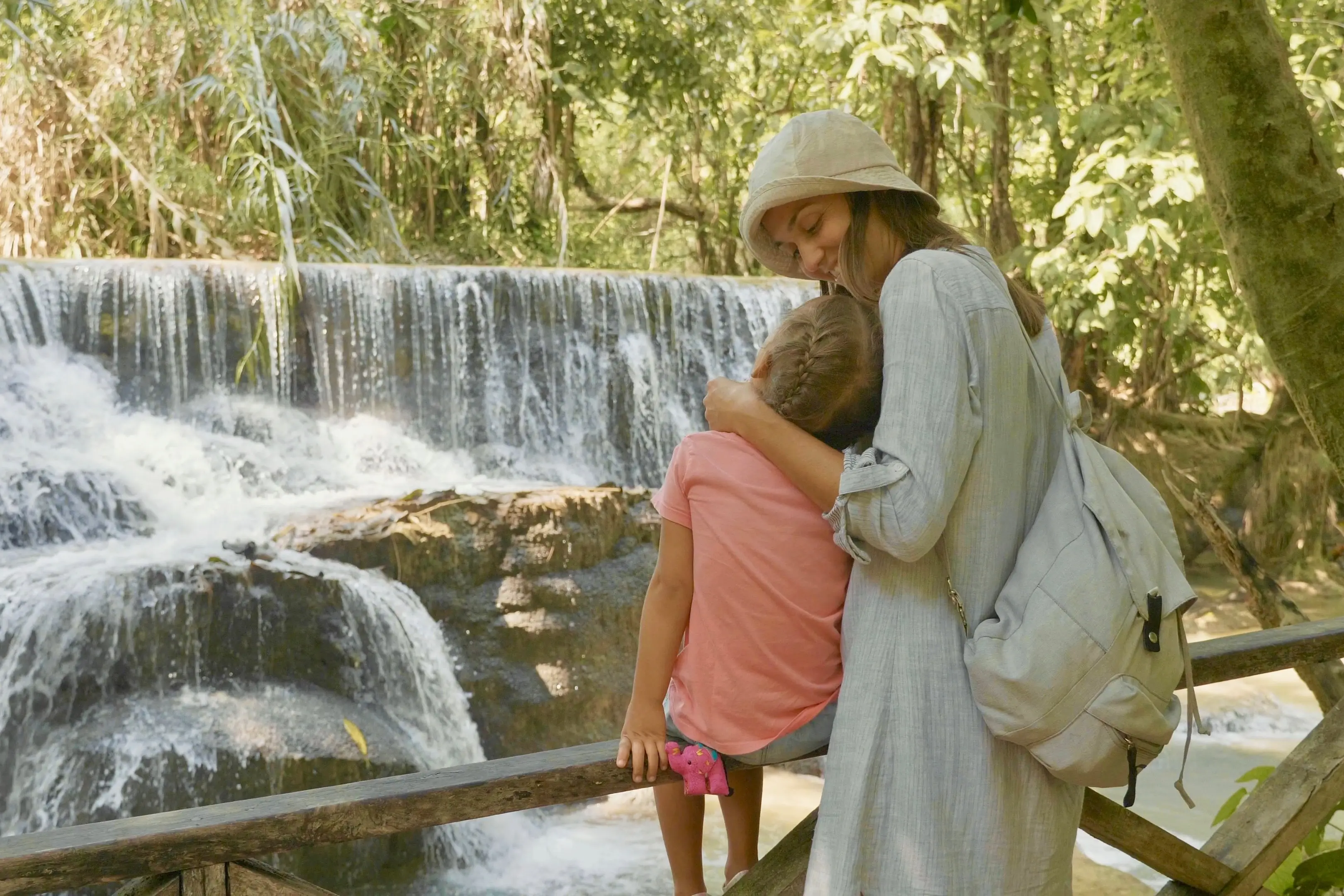 Laos, vacances en famille Une mère et sa fille regardent une cascade dans la jungle