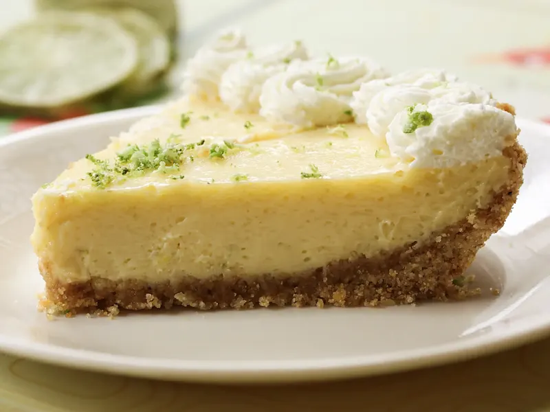 Amerikanisches Gericht,, Key Lime Pie Klassisches amerikanisches Dessert, Key Lime Pie, mit Limettenfüllung und knusprigem Keksboden.
