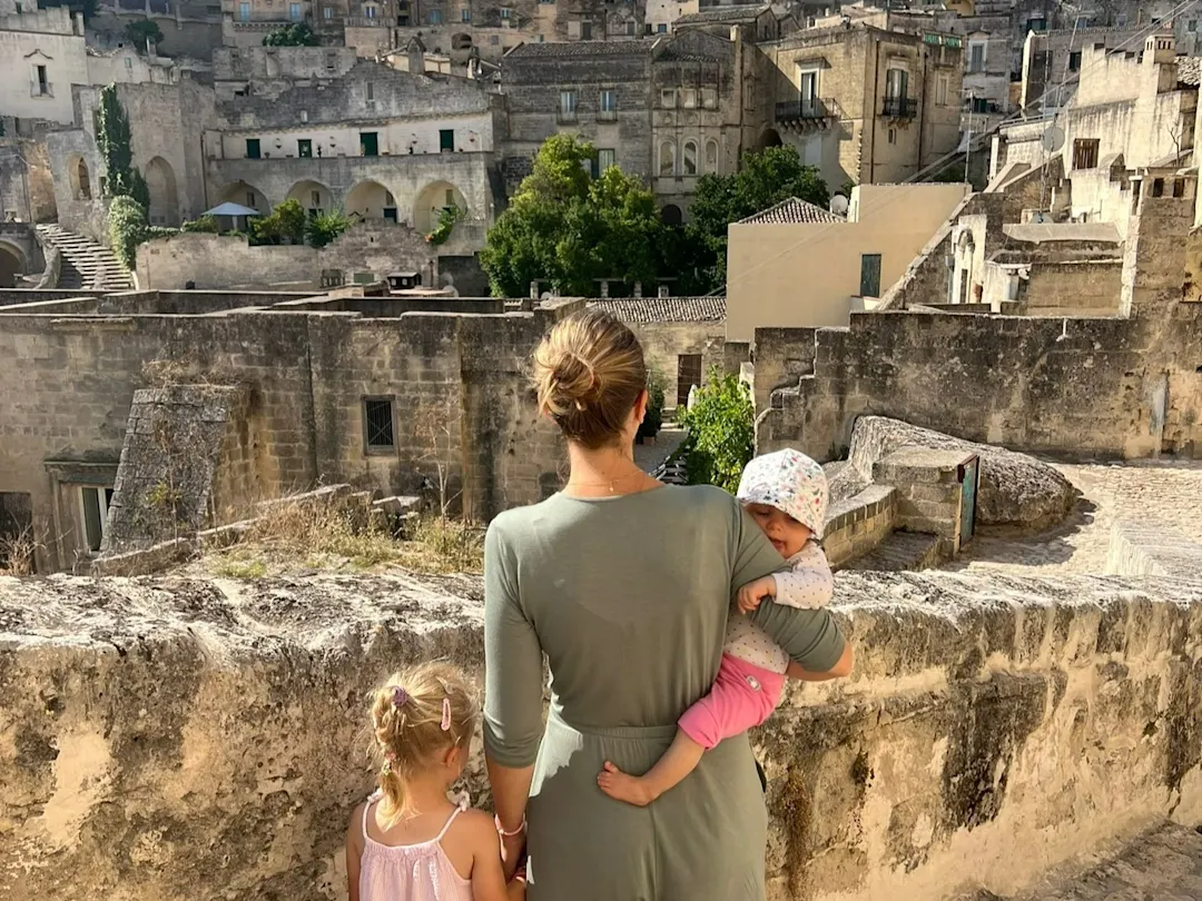 Anna Lisa mit ihren Kindern in Italien, die die malerische Landschaft genießen