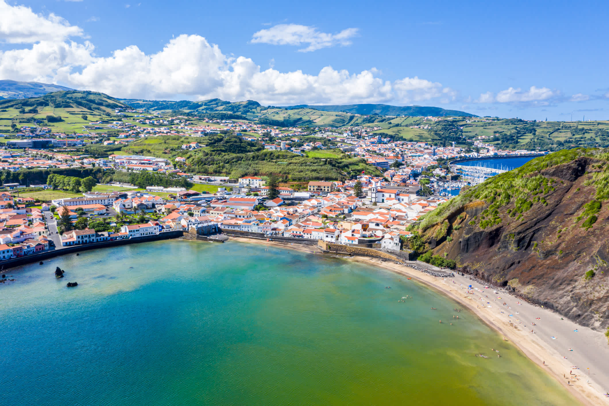 Gates Portao, plage de vacances idyllique Praia et baie turquoise azur Baia do Porto Pim, toits rouges du centre-ville touristique historique de Horta, Monte Queimado, Île de Faial, Açores, Portugal