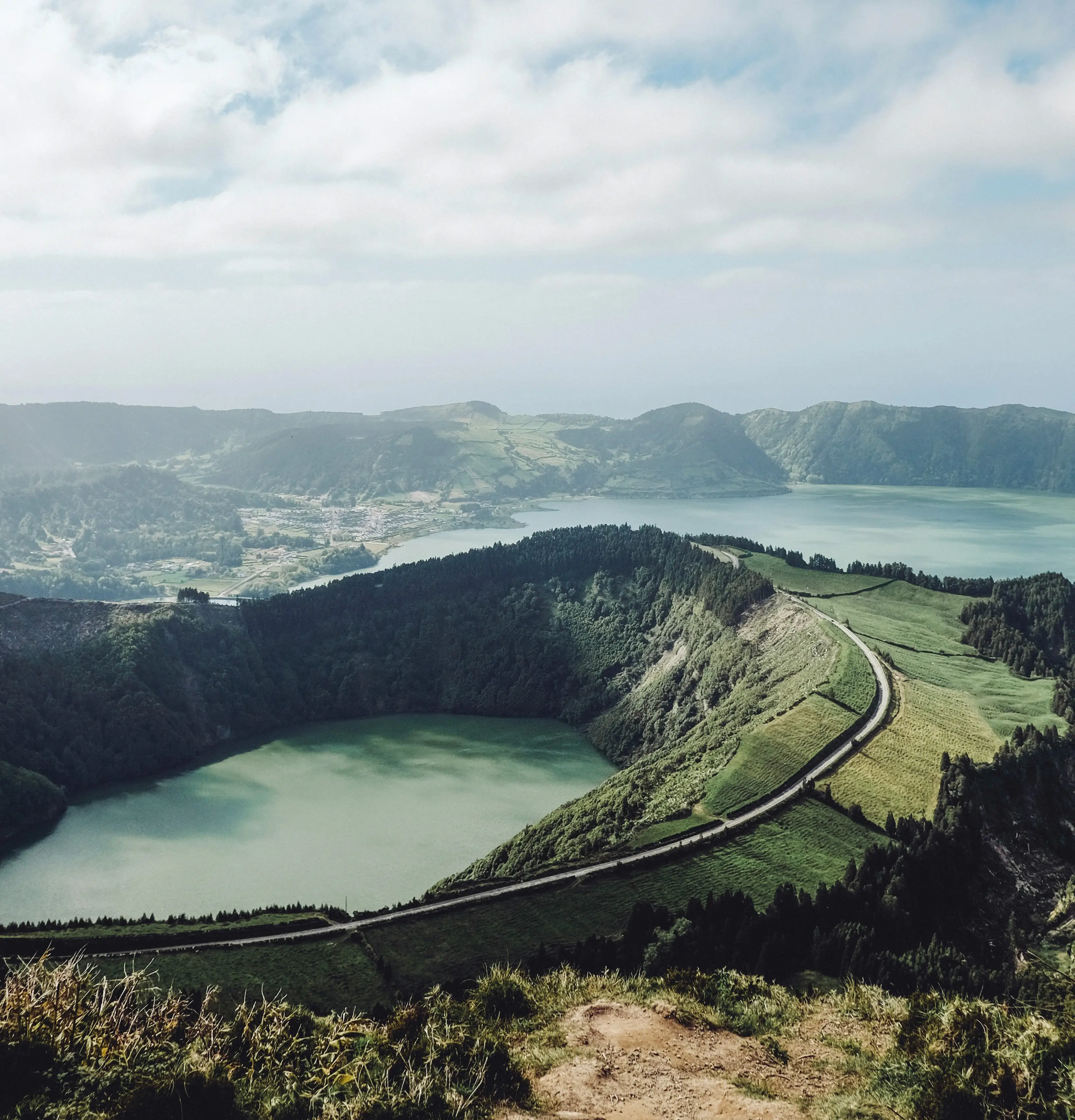 Gates Portao, idyllischer Ferienstrand Praia und azurblaue türkisfarbene Bucht Baia do Porto Pim, rote Dächer des historischen touristischen Horta Stadtzentrums, Monte Queimado, FaialInsel, Azoren, Portugal