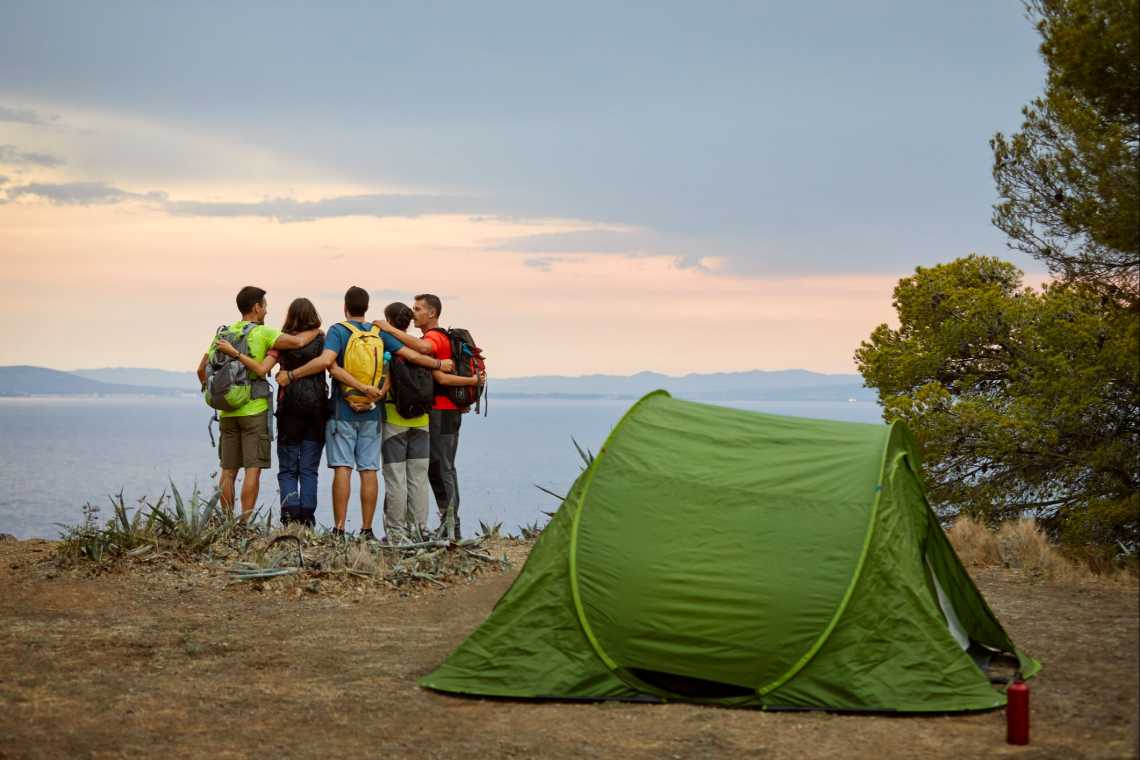Freunde auf dem Campingplatz mit Blick auf das Mittelmeer