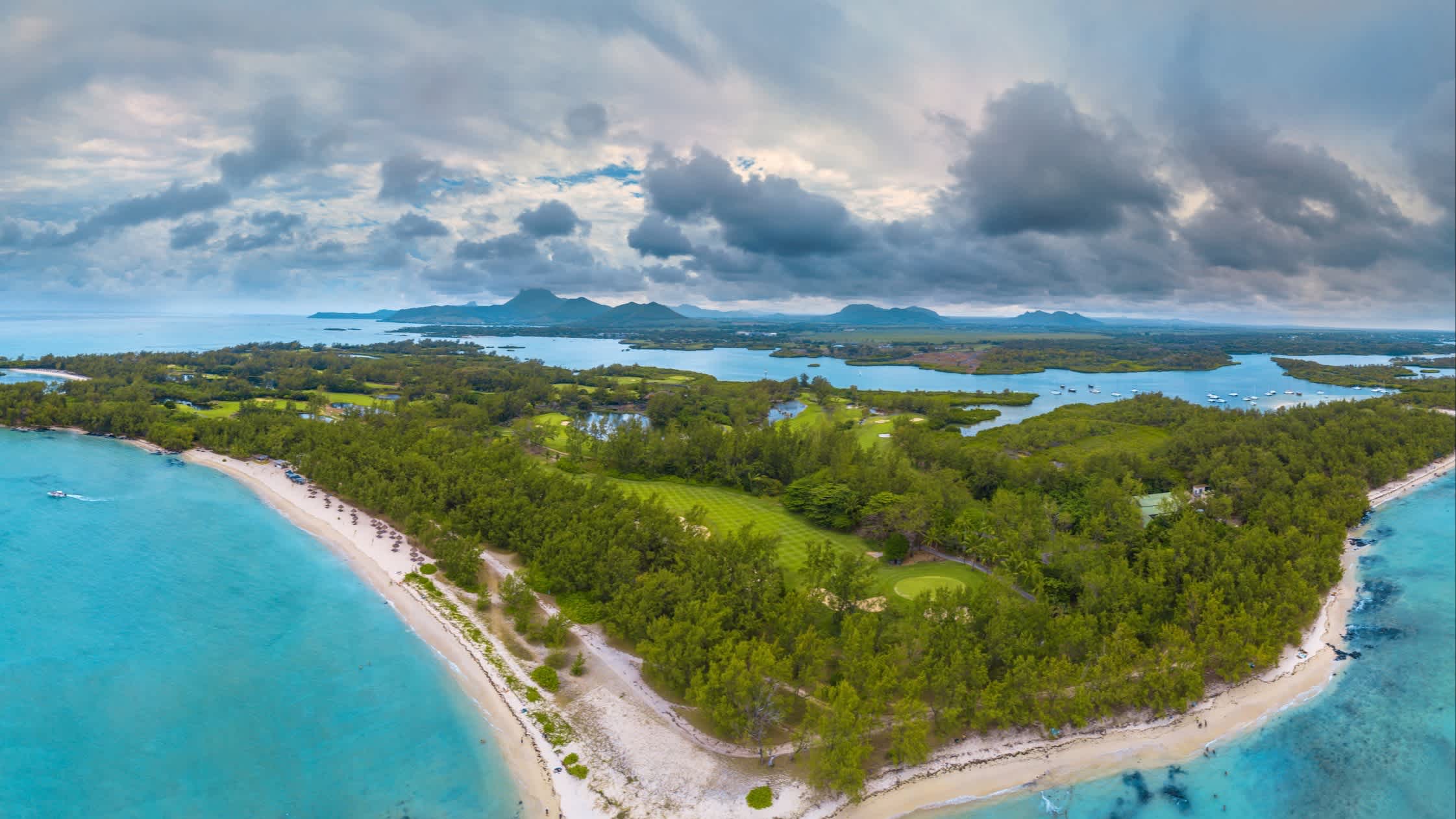 Vue aérienne de l'île aux Cerfs avec une plage de sable blanc, Ile Maurice