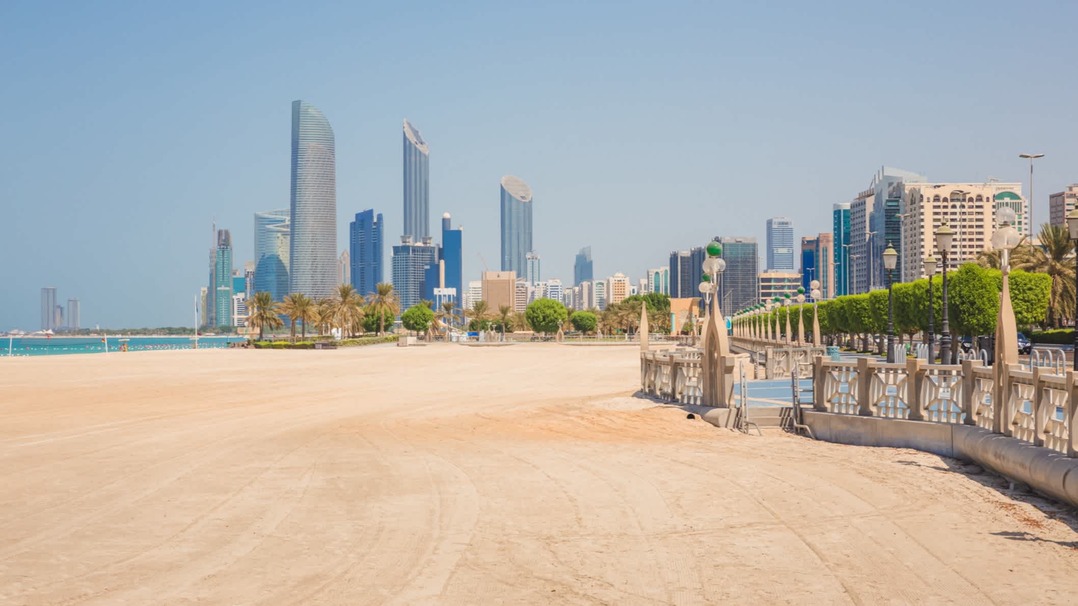 Blick auf den Corniche Beach auf sonnigen Tag, Abu Dhabi, Vereinigte Arabische Emirate.