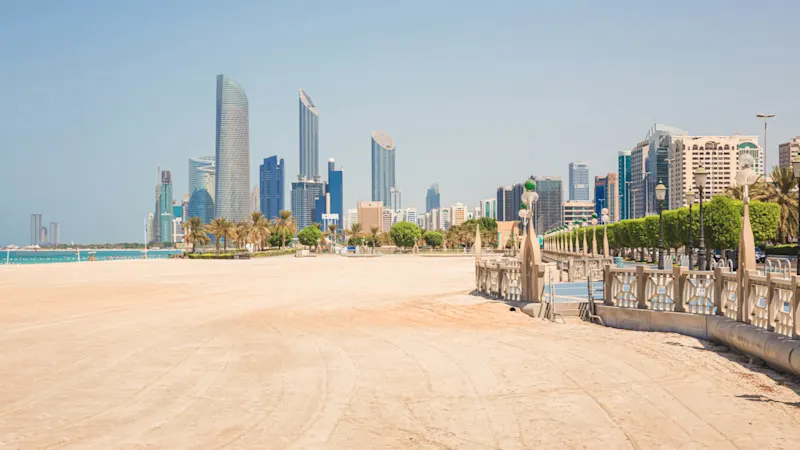 VAE, Abu Dhabi, Corniche Beach Blick auf den Corniche Beach auf sonnigen Tag, Abu Dhabi, Vereinigte Arabische Emirate.