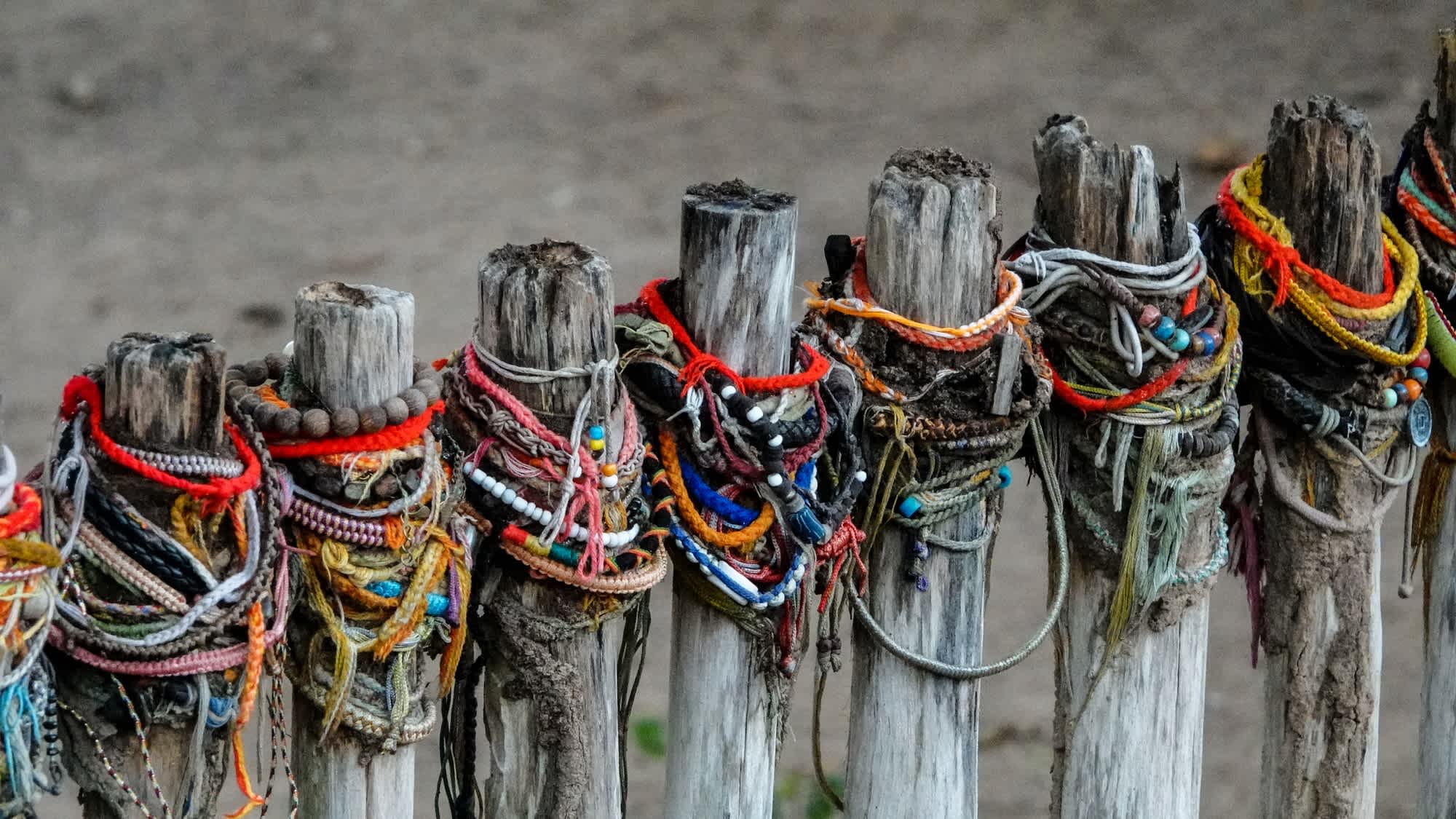 Bracelets colorés sur des poteaux, Cambodge
