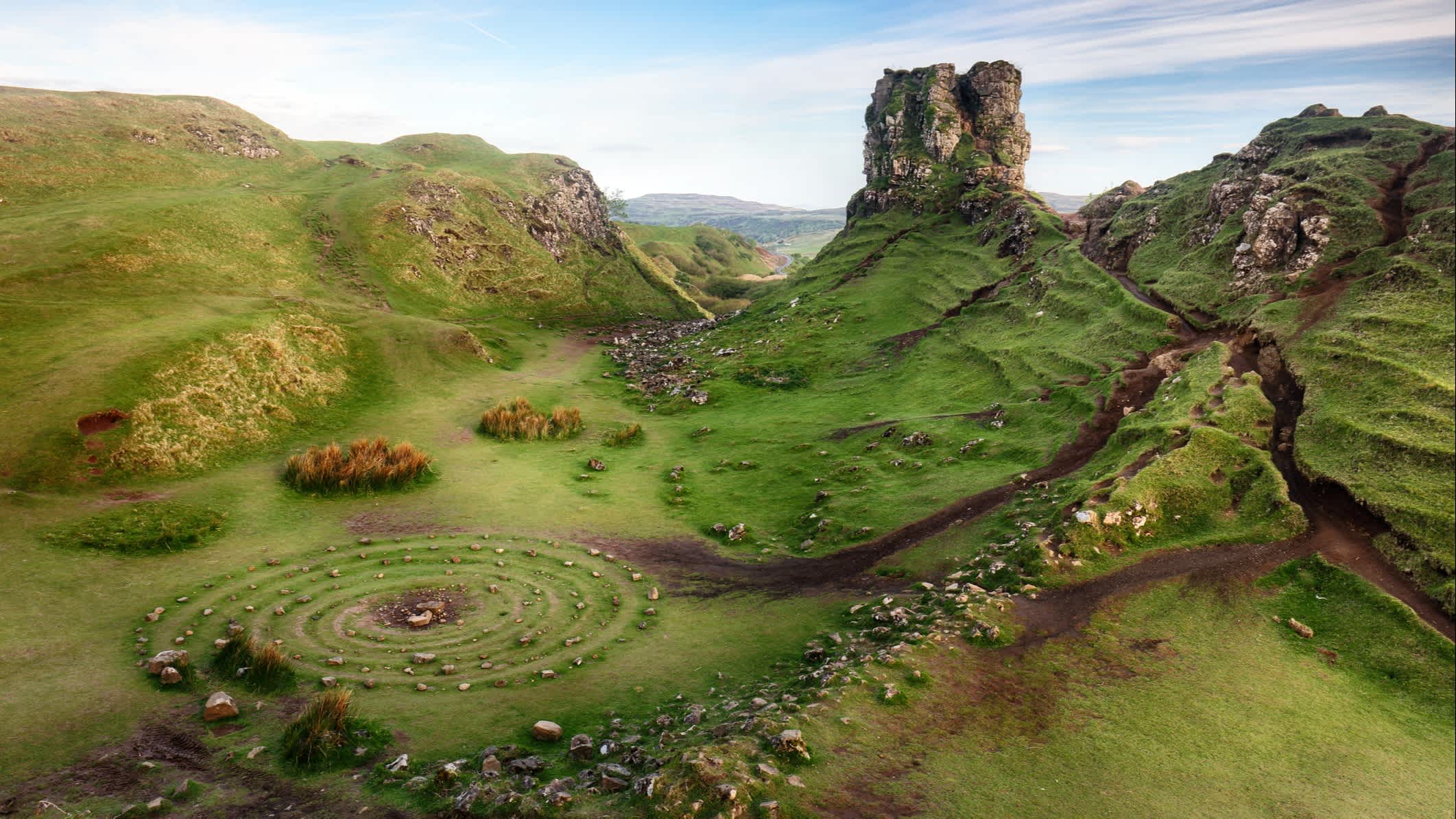 Paysage verdoyant de Fairy Glen en été, île de Skye, Écosse.