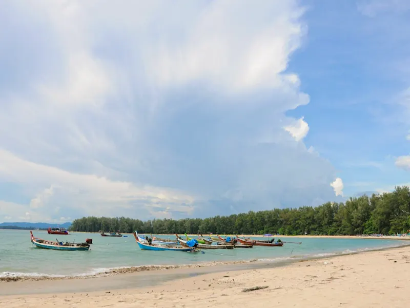 Nai Yang Beach, Thailand Phuket Nai Yang Beach in Phuket ist ein ruhiger, malerischer Strand, umgeben von üppiger Vegetation und ideal zum Entspannen und Schwimmen