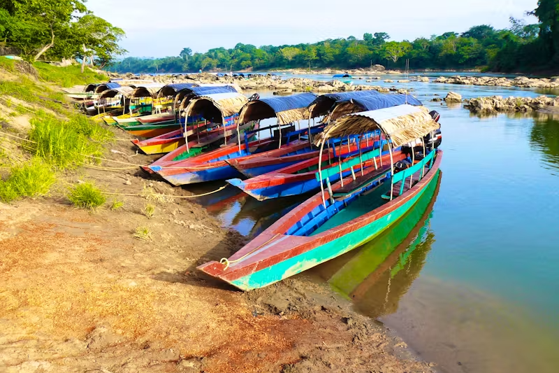 Mexique, Bonampak & Yaxchilan, bateaux colorés avec toit sur le fleuve