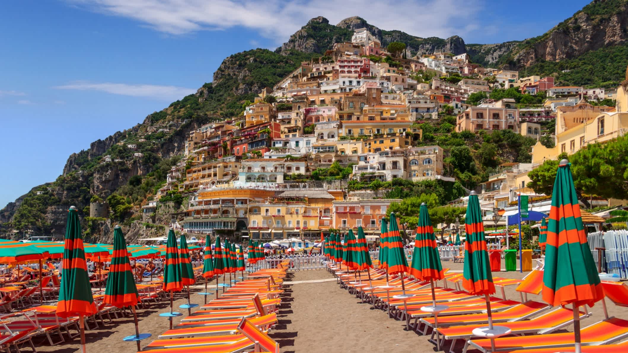 Vue sur la plage Spiaggia Grande et les parasols et chaises longues colorés avec la montagne en arrière-plan, sur la côte Amalfitaine, en Italie.