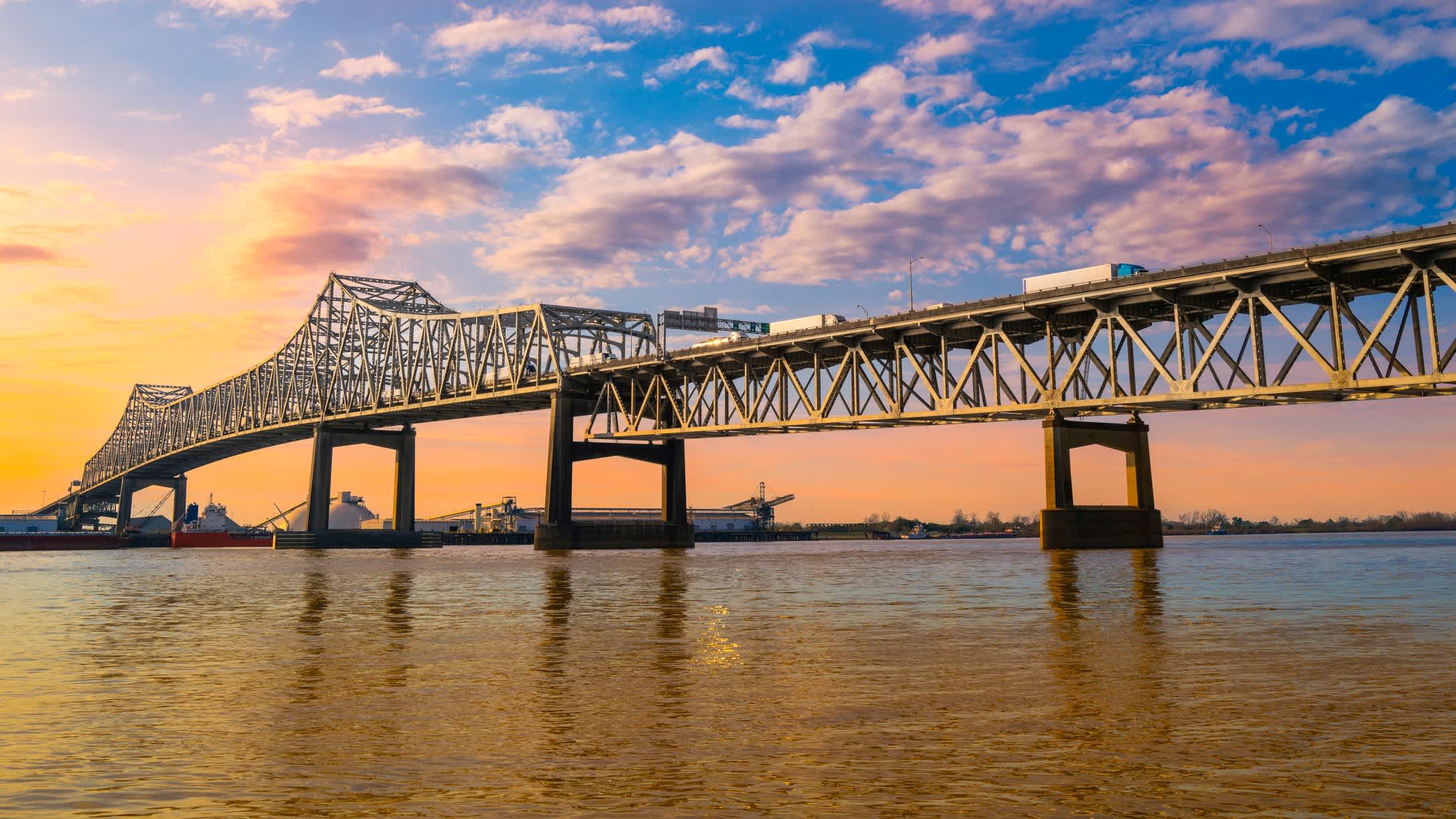 Brücke über dem Mississippi bei Sonnenuntergang