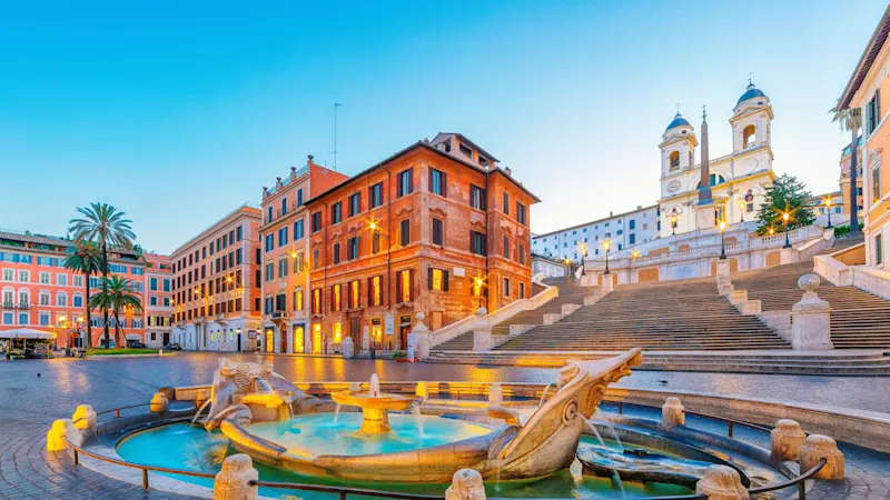 Fontaine Barcaccia et escalier espagnol sur la place d'Espagne, Rome, Italie