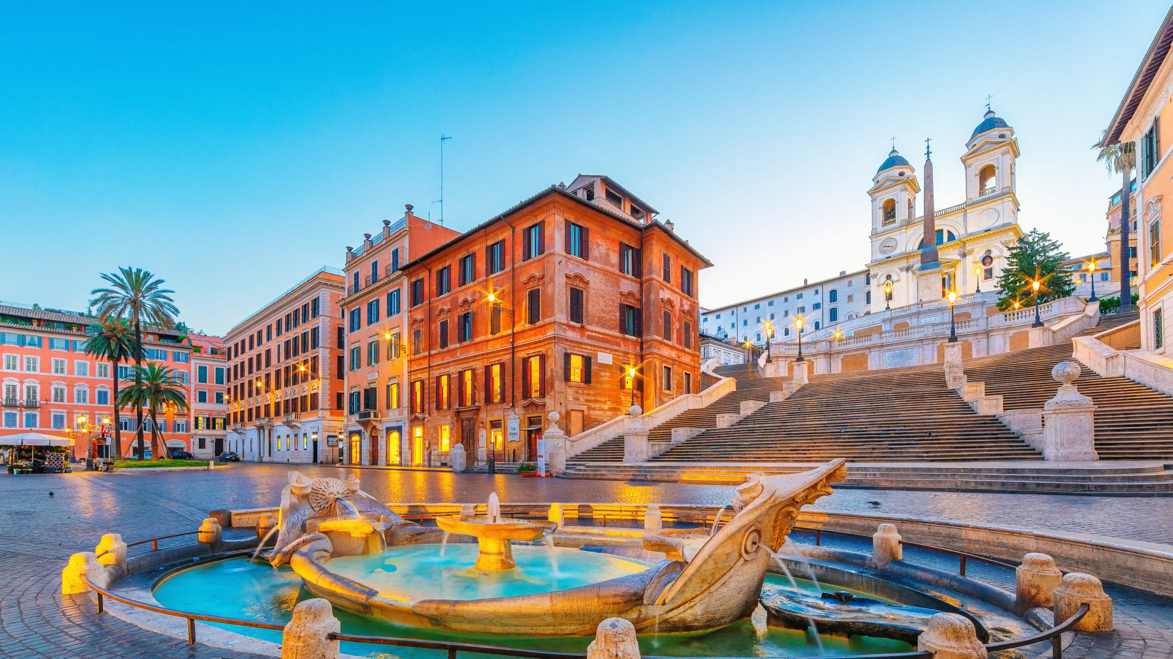 Fontaine Barcaccia et escalier espagnol sur la place d'Espagne, Rome, Italie