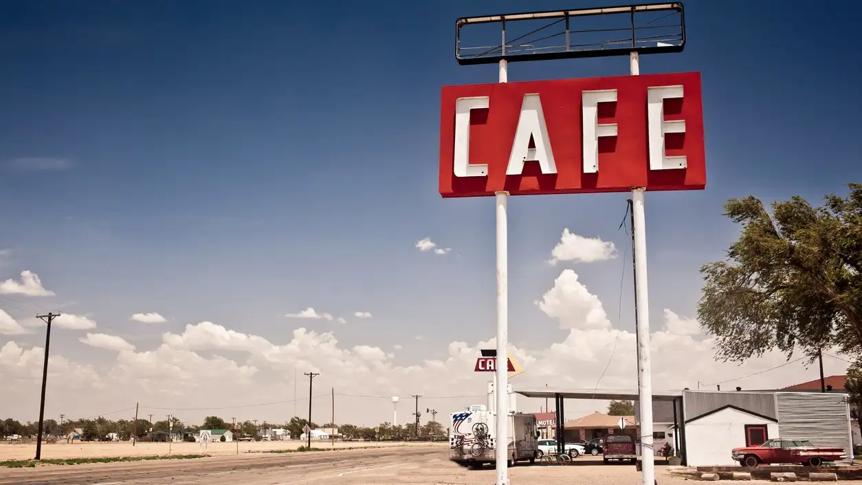 Enseignes de cafés le long de la Route 66 historique au Texas.