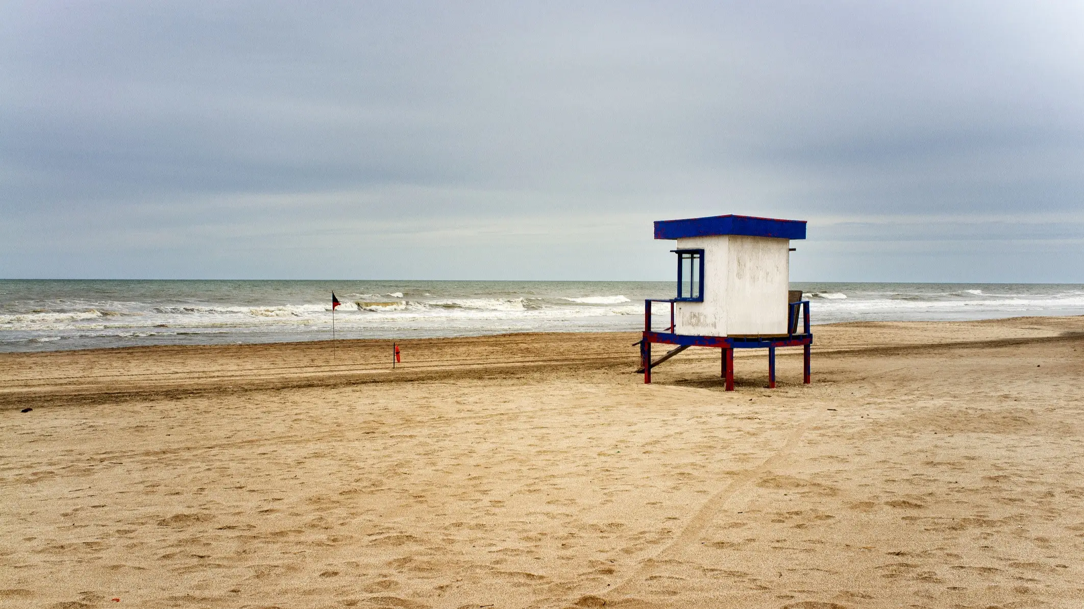 Mar de las Pampas beach in Buenos Aire Verlassener Strand an einem bewölkten Tag in Mar de las Pampas