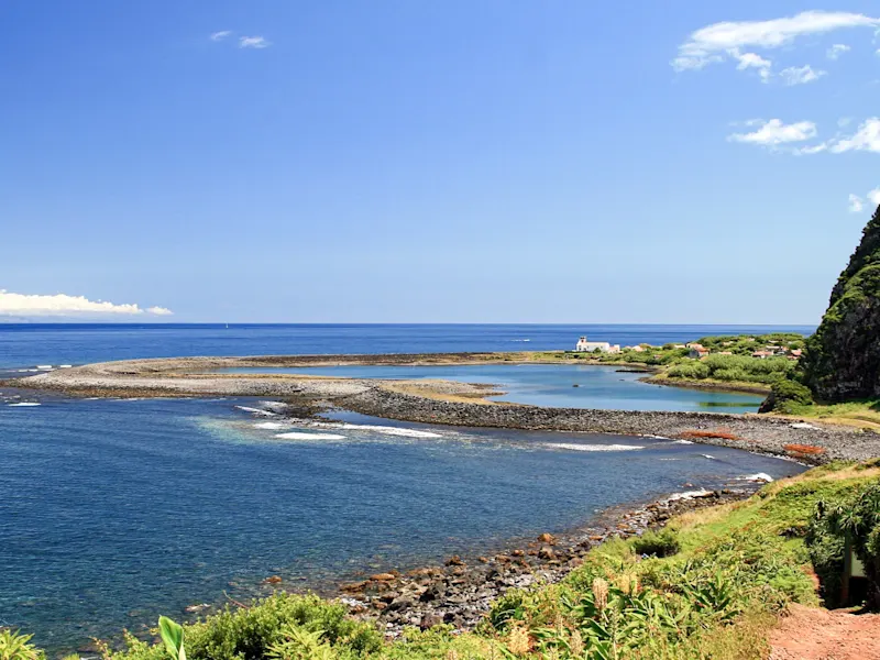 Fajã da Caldeira, Azoren Fajã da Caldeira auf den Azoren bietet eine spektakuläre Landschaft mit üppiger Natur und einem malerischen, abgelegenen Strand, ideal für Naturliebhaber.